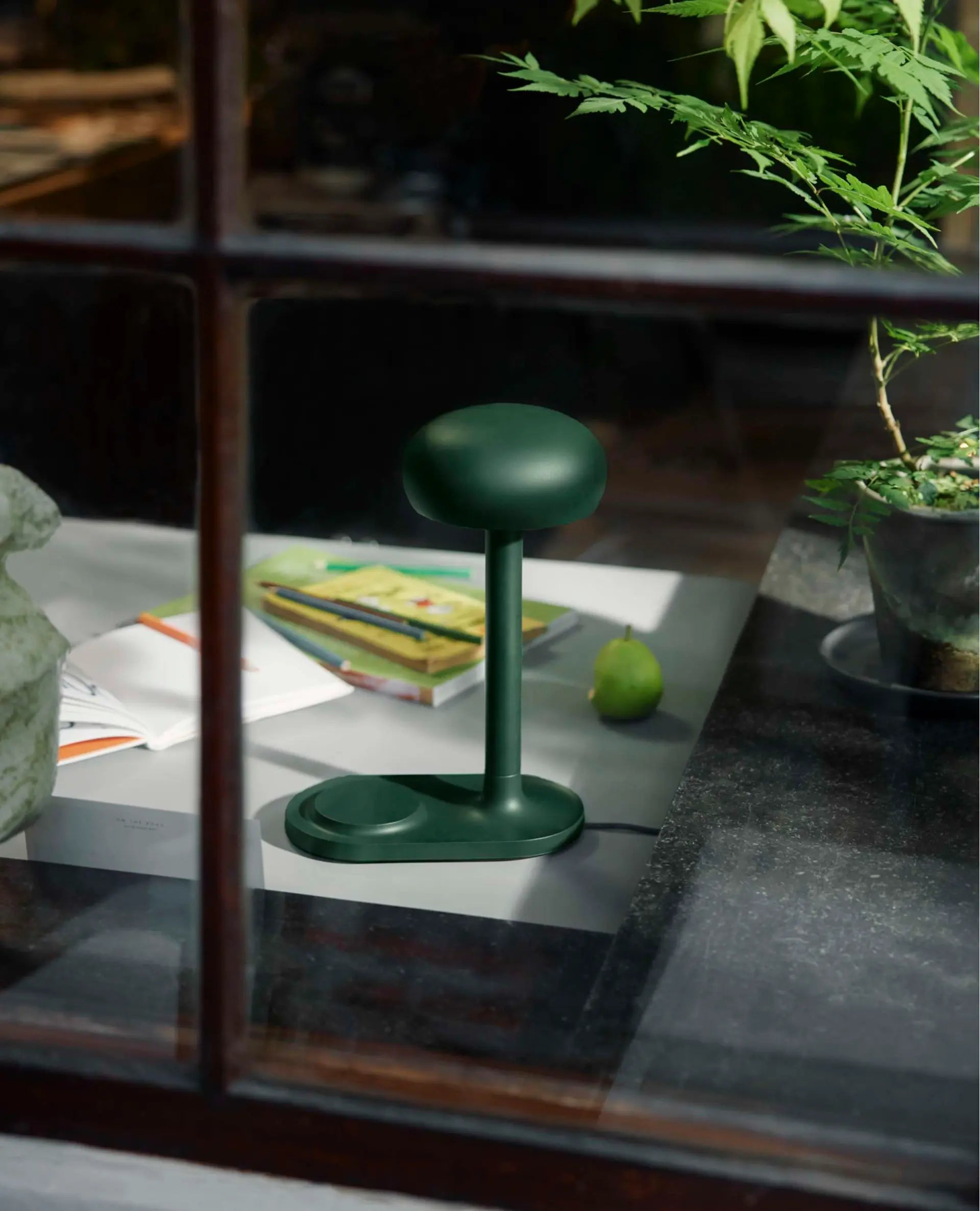 Stolní lampa s bezdrátovou nabíječkou EMENDO zelená