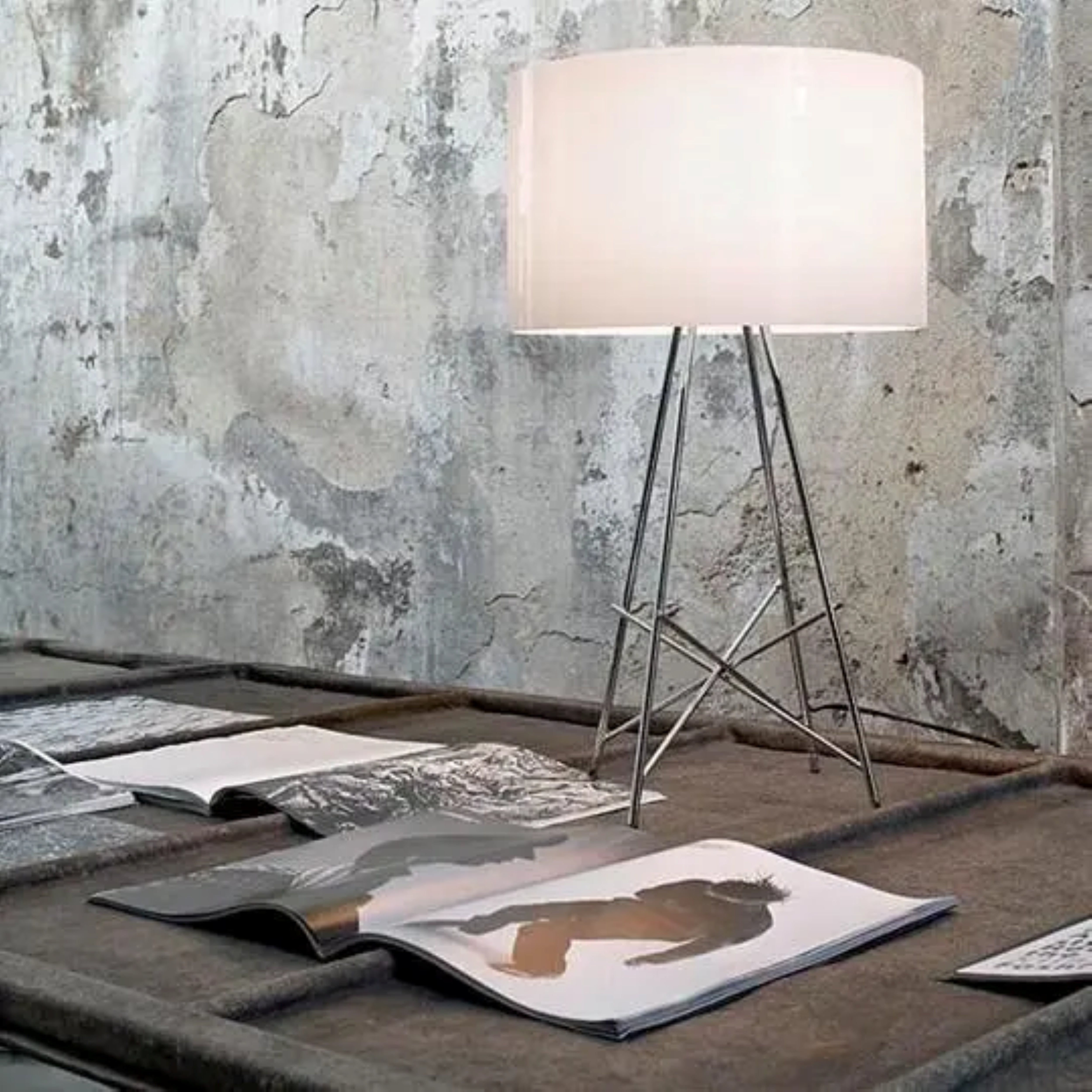 Stolní lampa RAY bílá s kovovým podstavcem