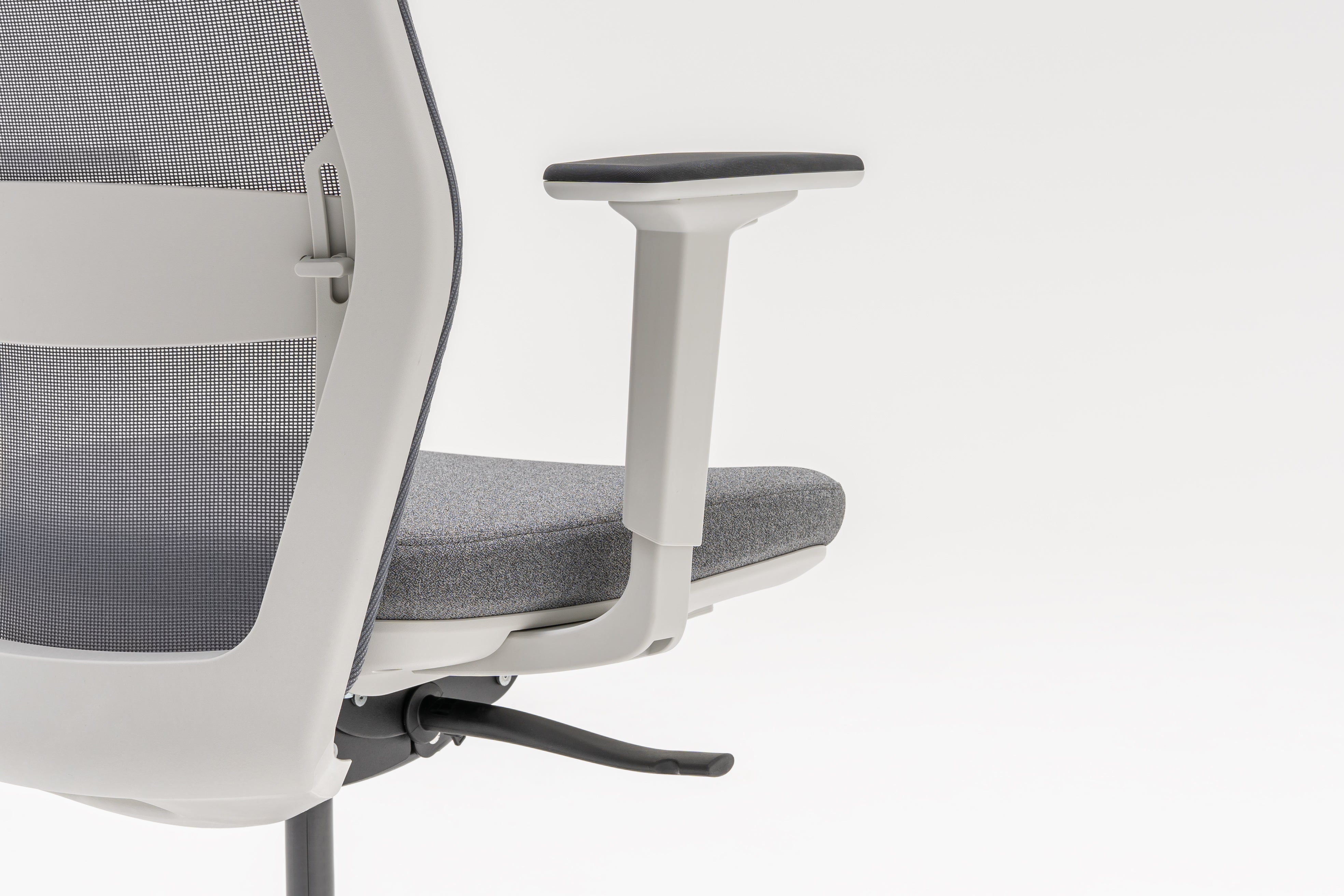 Armchair with an openwork EVO backrest adjustable base with wheels to the hard surface