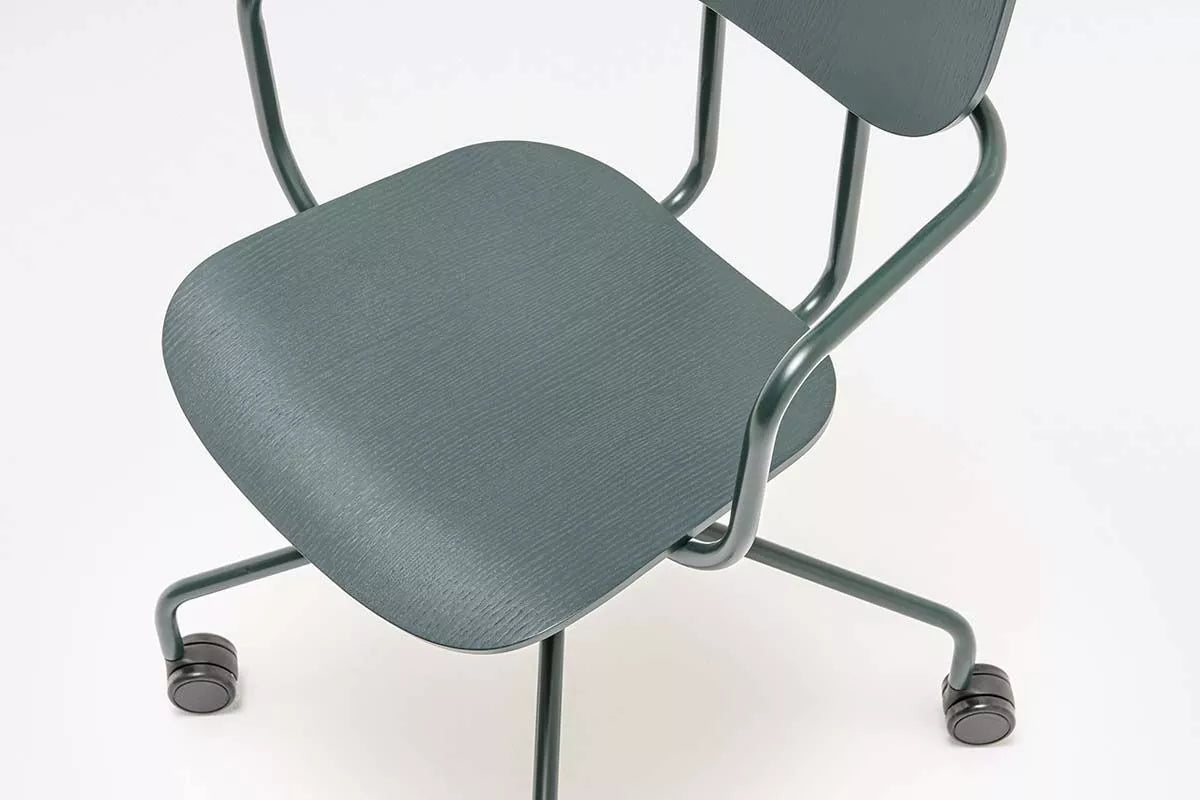 Krzesło biurowe z zagłówkiem NEW SCHOOL czerwona podstawa z kółkami z podłokietnikami