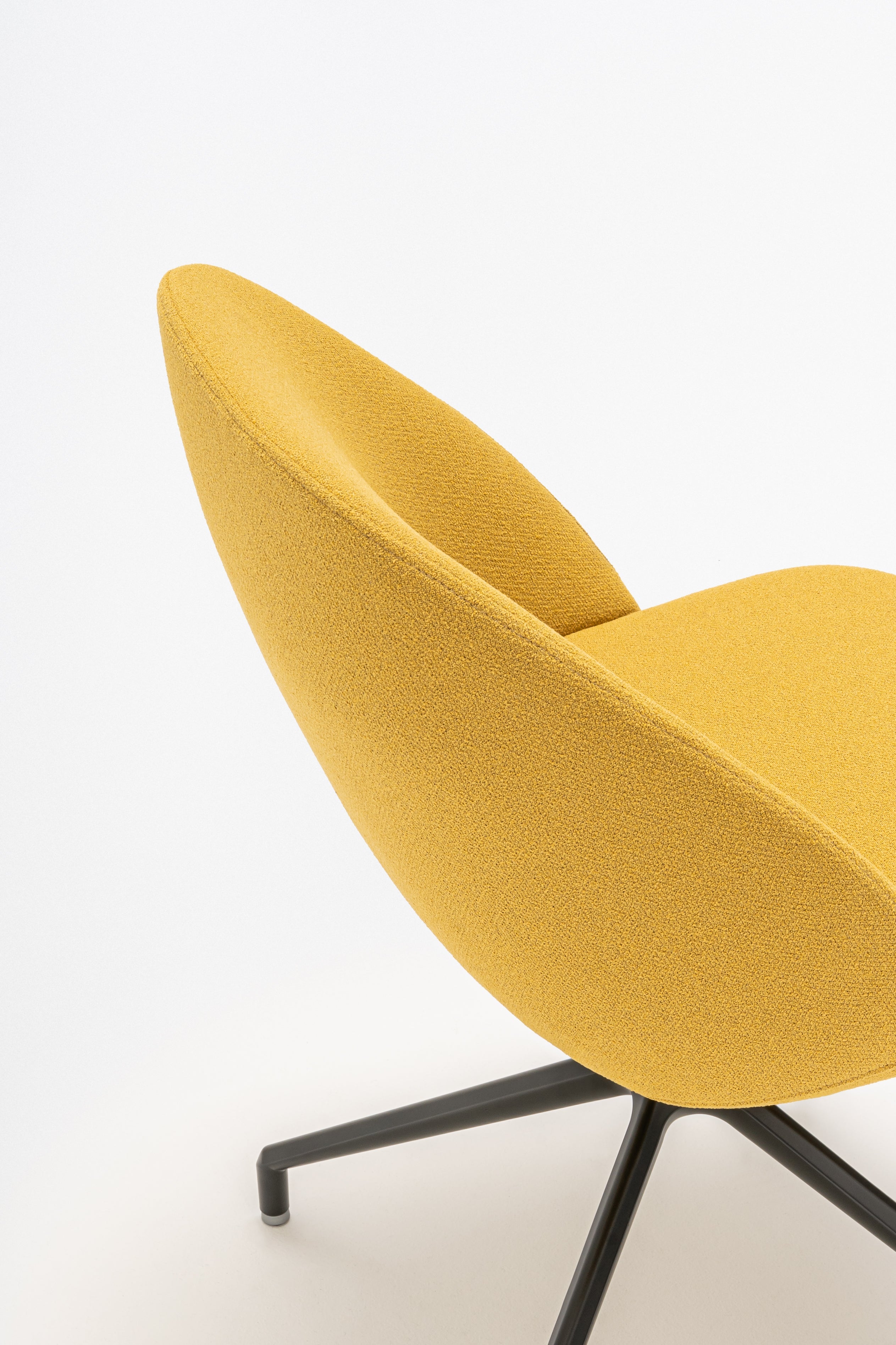 Křeslo s otočným mechanismem a nízkým opěradlem PARALEL s kovovou základnou