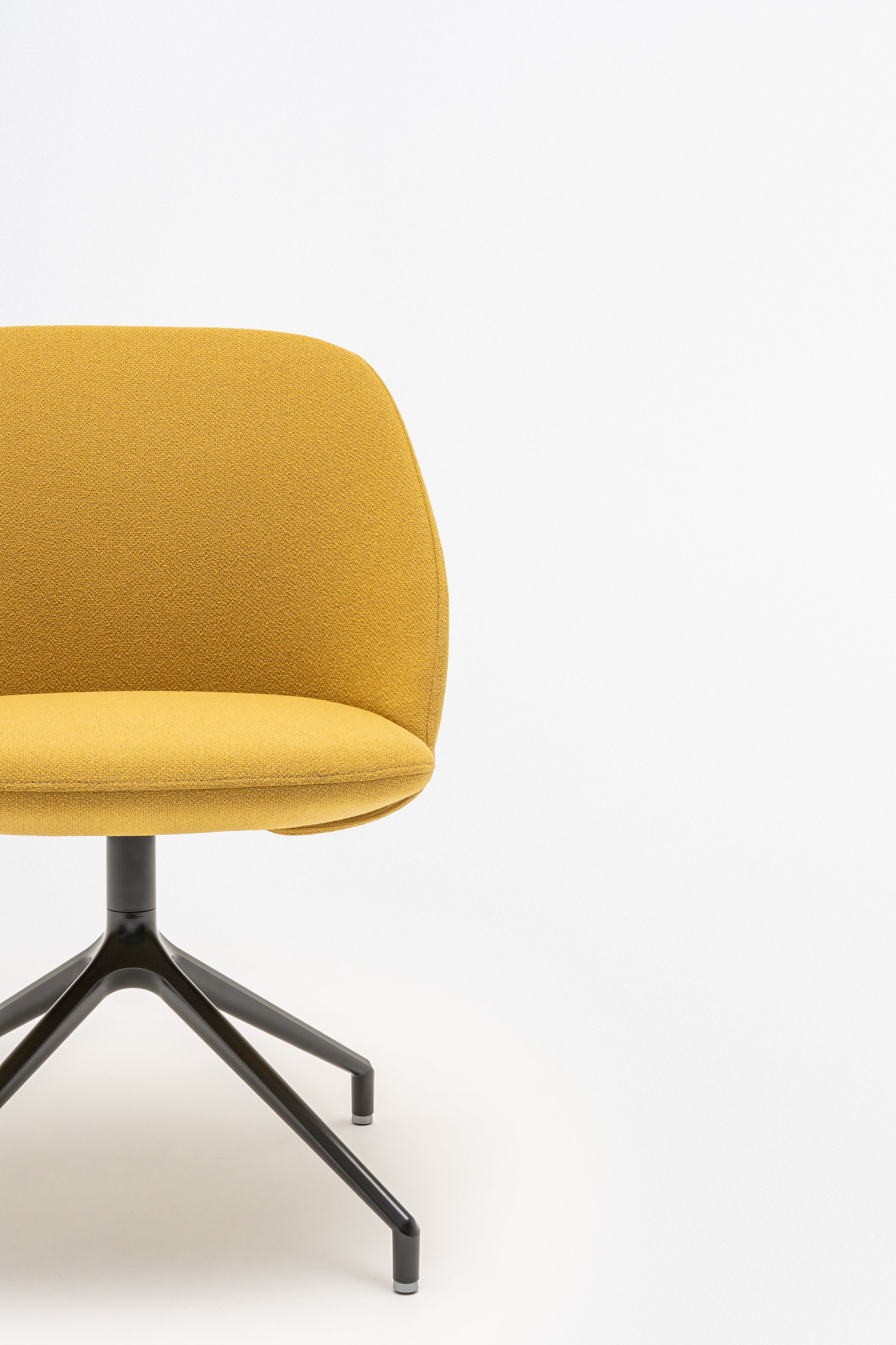 Křeslo s otočným mechanismem a nízkým opěradlem PARALEL s kovovou základnou