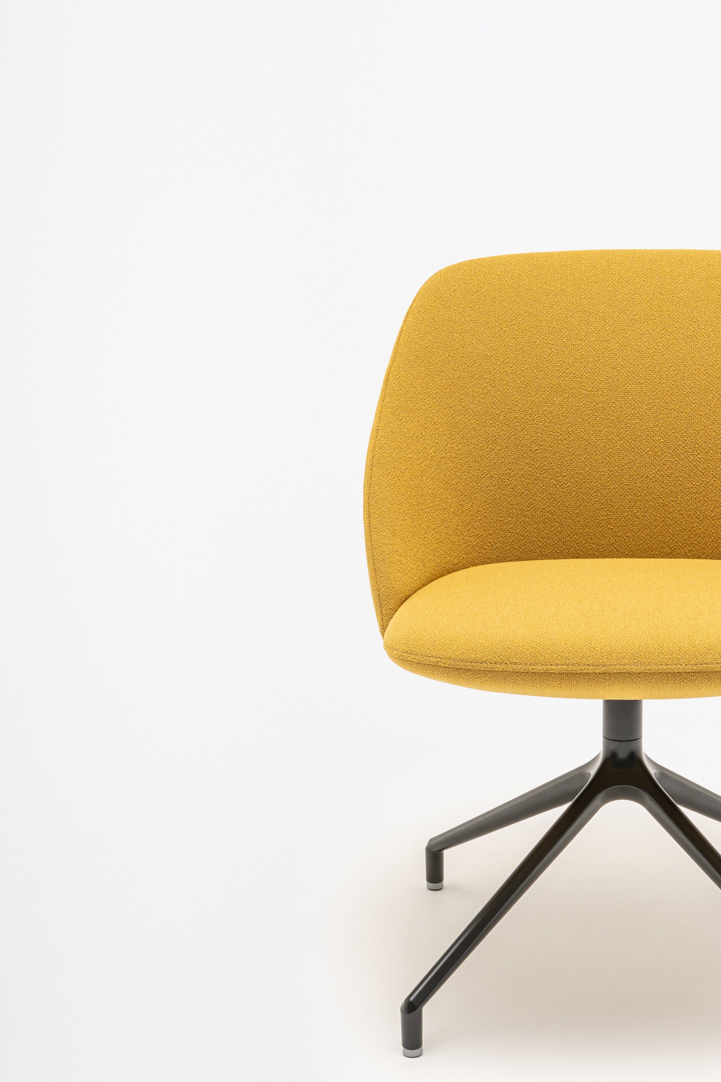 Křeslo s otočným mechanismem a nízkým opěradlem PARALEL s kovovou základnou