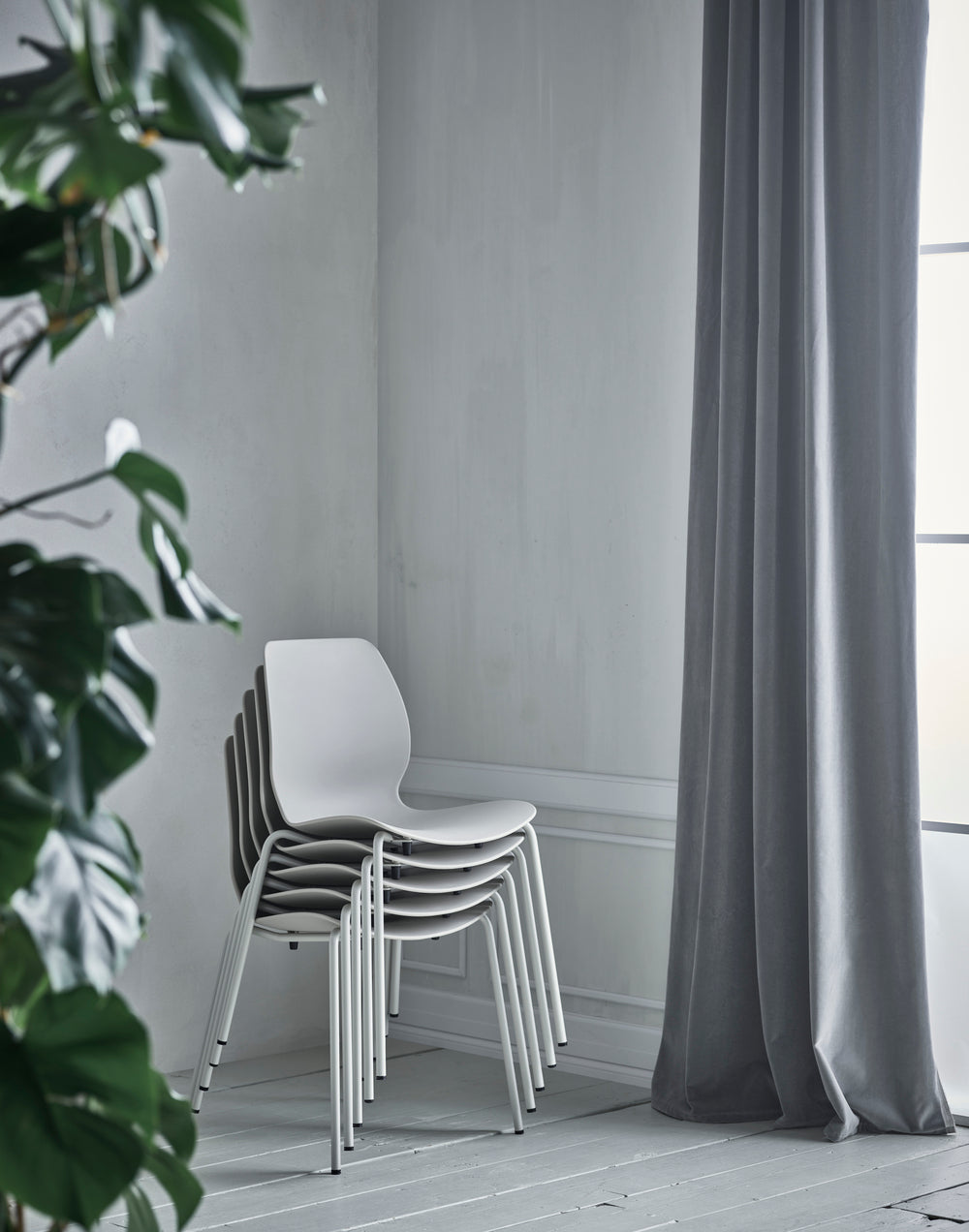 Židle SEED šedá se ocelovým podstavcem