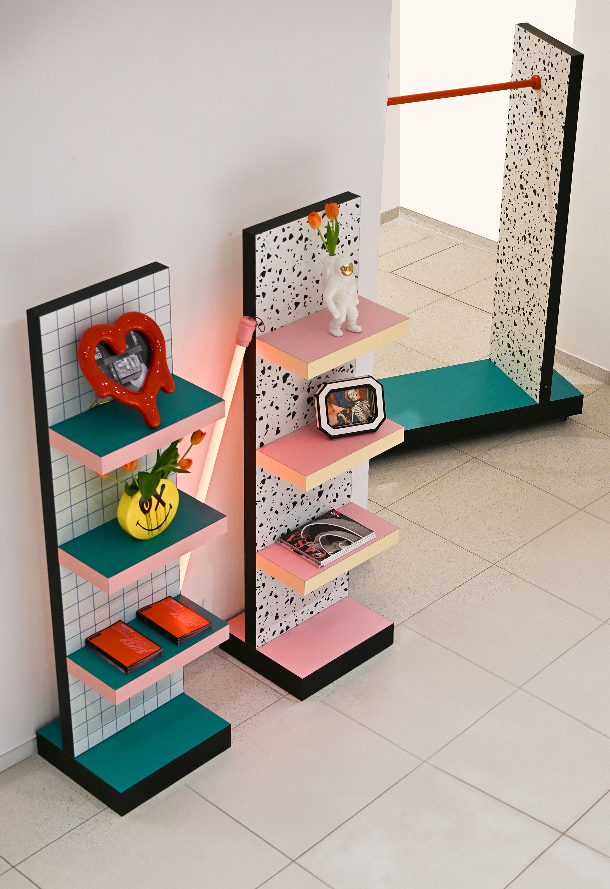 Regál SUPERSHELF TERRAZZO bílý se žlutou a růžovou