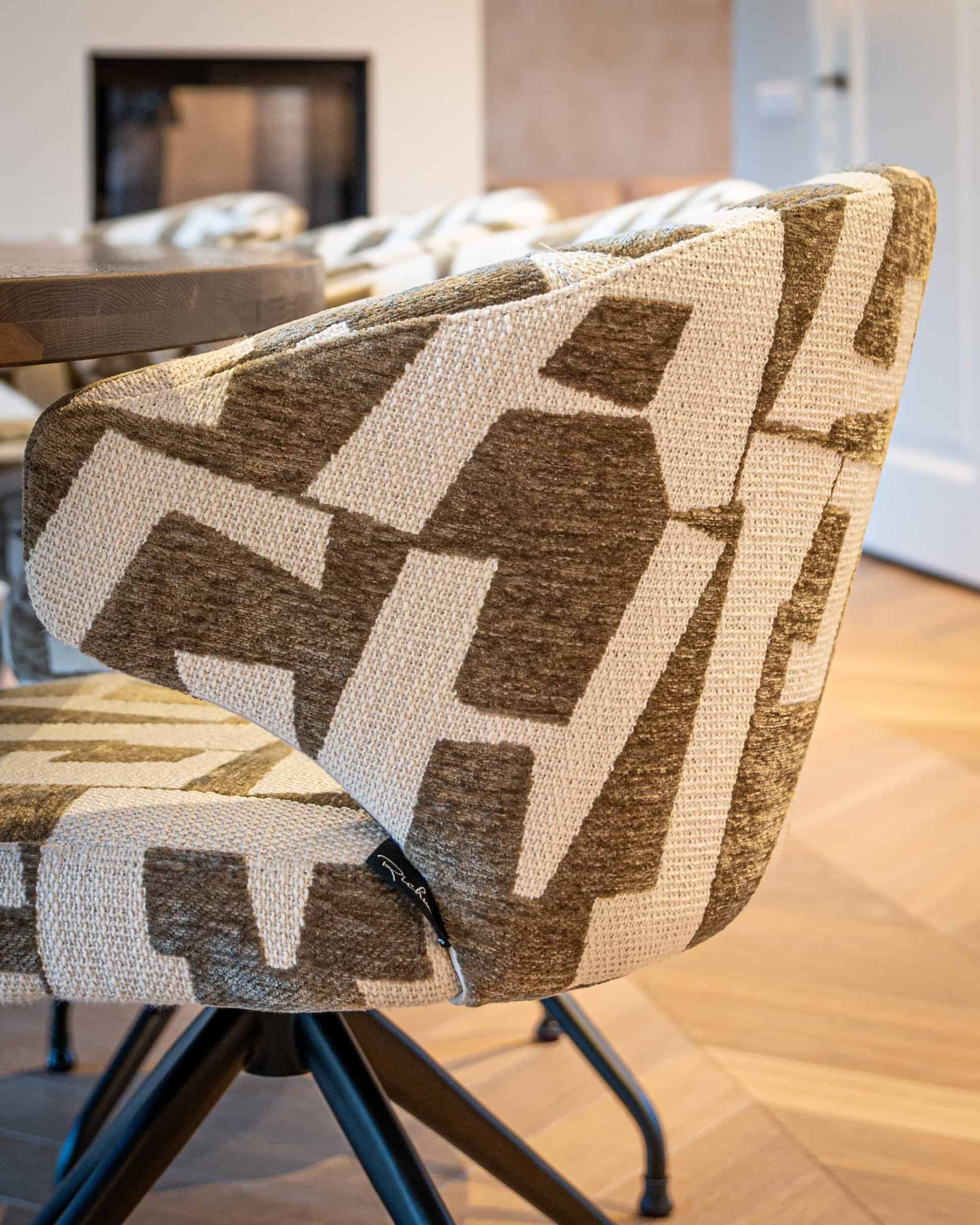 Otáčecí židle MILLY béžová s hnědým a černým podstavcem