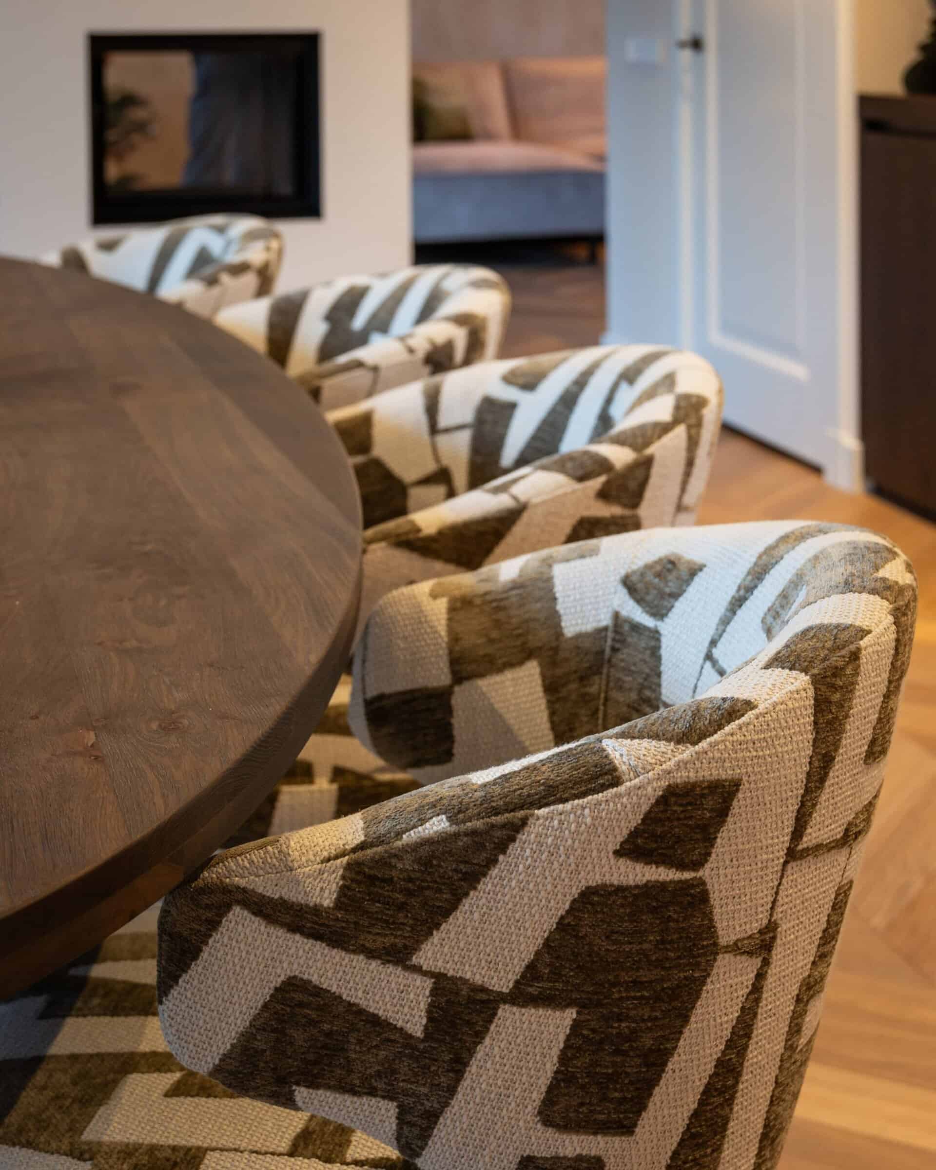 Otáčecí židle MILLY béžová s hnědým a černým podstavcem