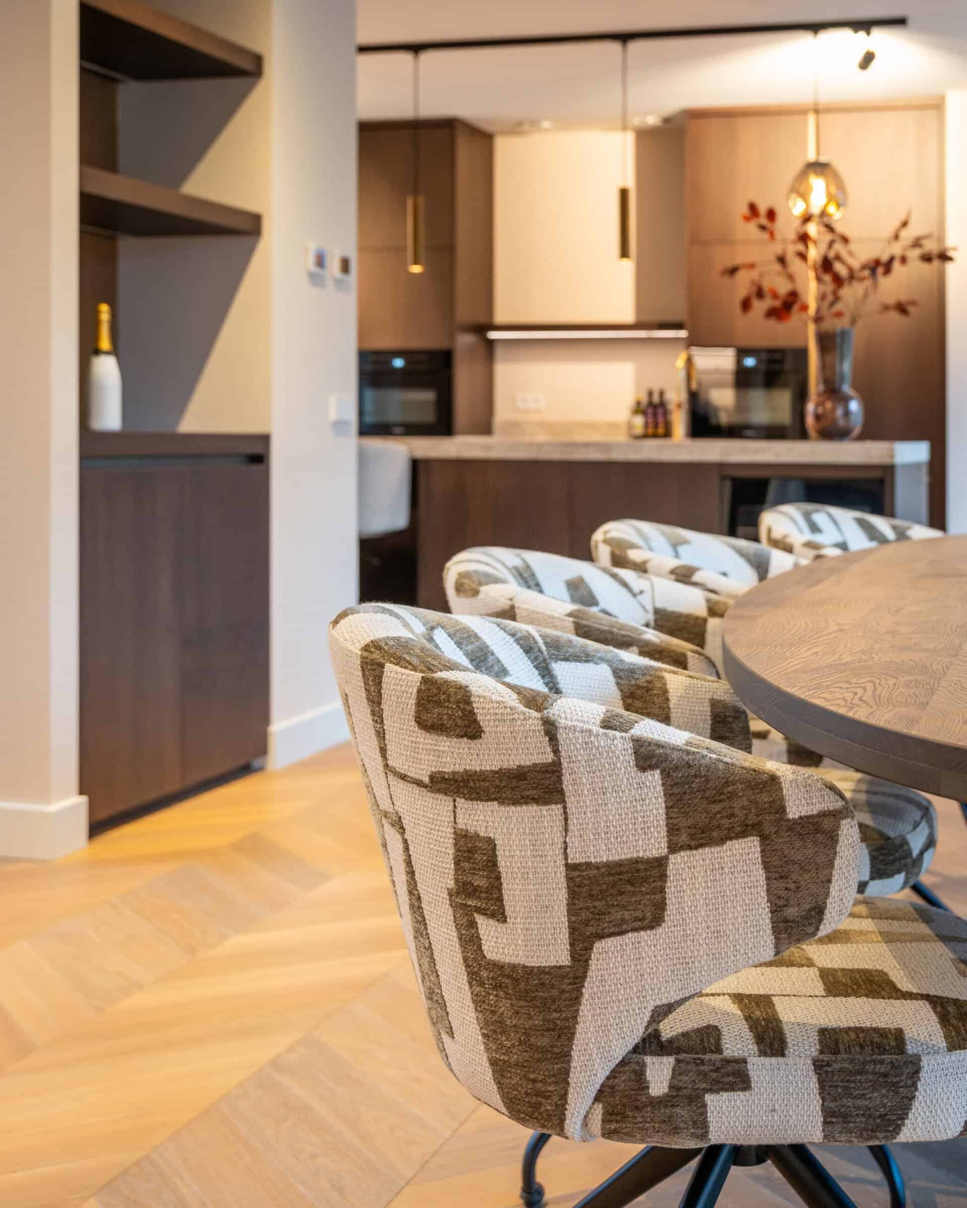 Otáčecí židle MILLY béžová s hnědým a černým podstavcem