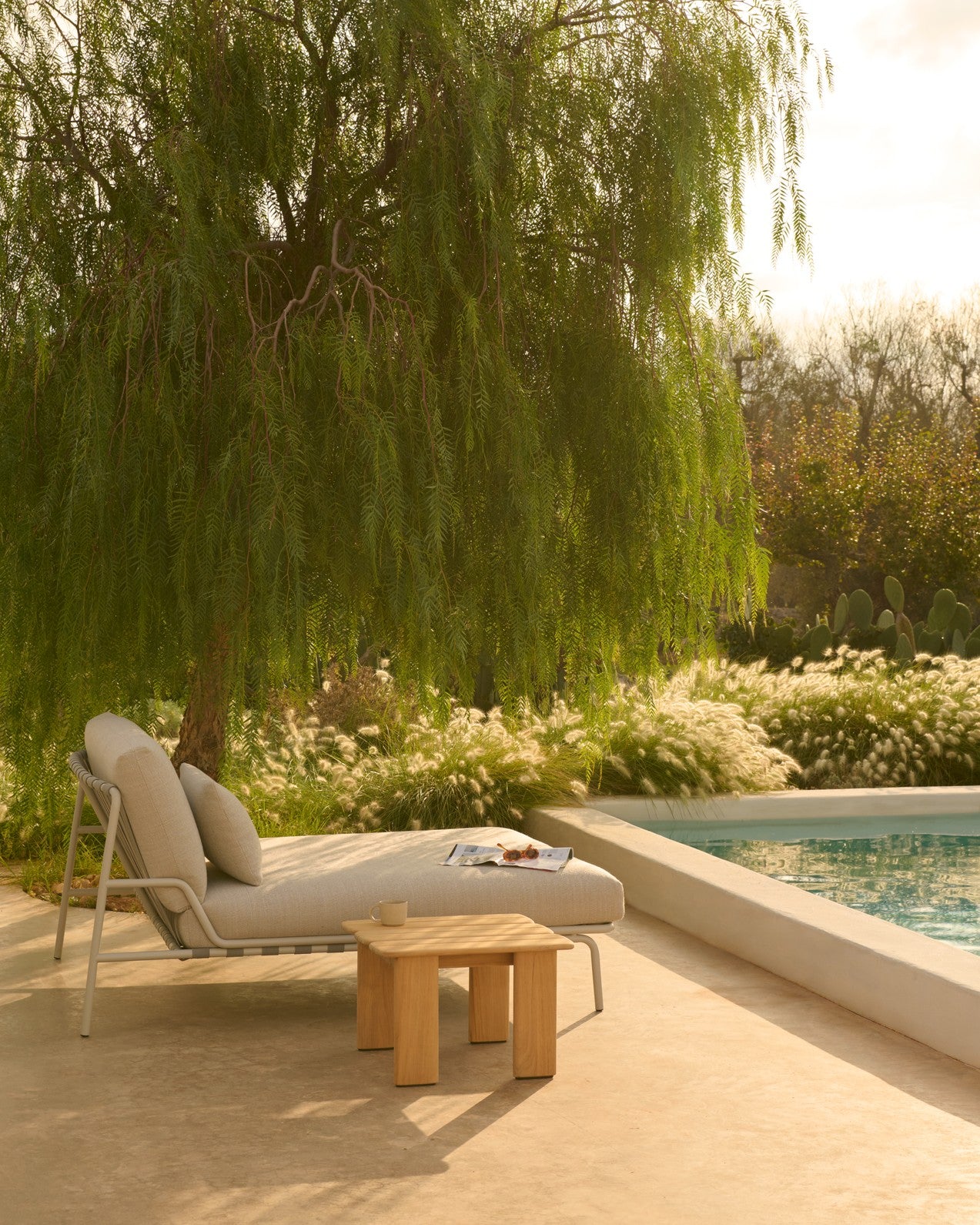 SETTLE Outdoor Lounger Light Gray with Gray Base