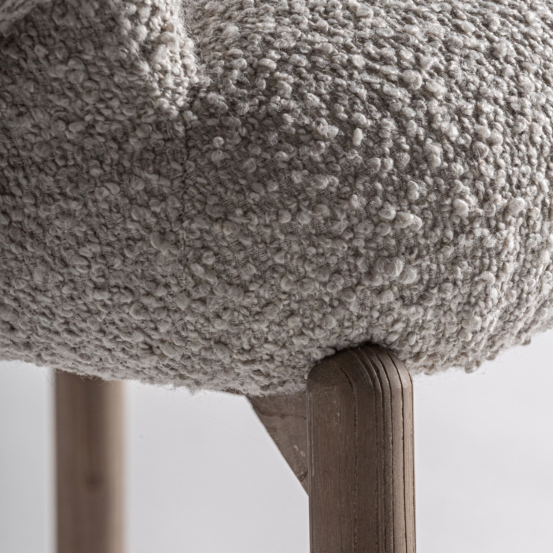 Krzesło z podłokietnikami JACQUARD szarobeżowy boucle z drewnianą podstawą