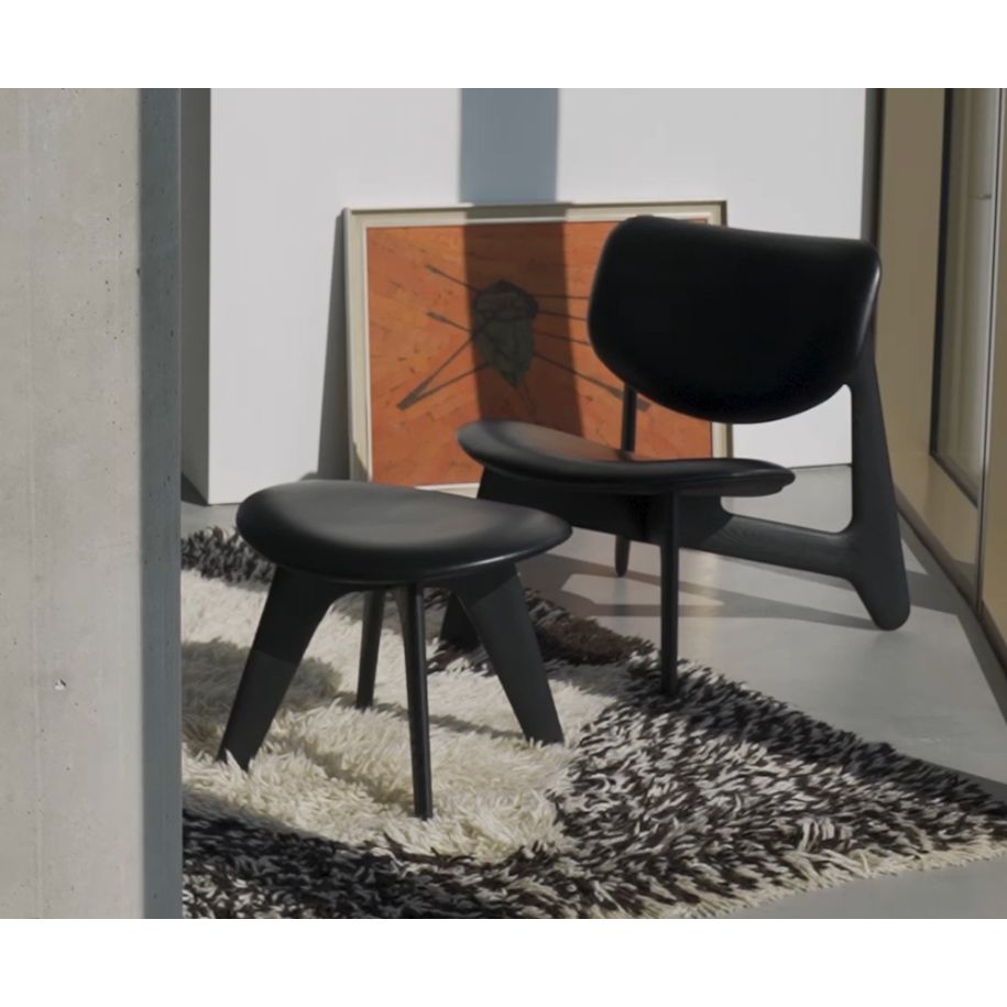 Křeslo SLAB černá kůže s černým dubovým podstavcem