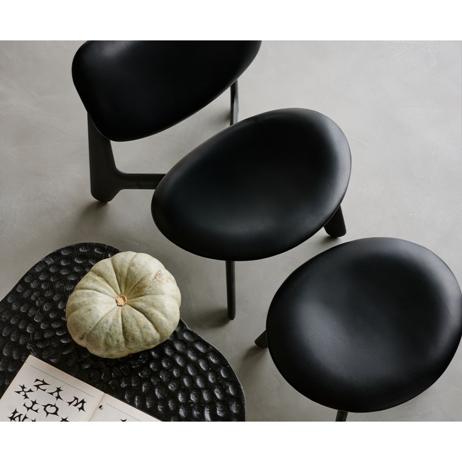 Křeslo SLAB černá kůže s černým dubovým podstavcem