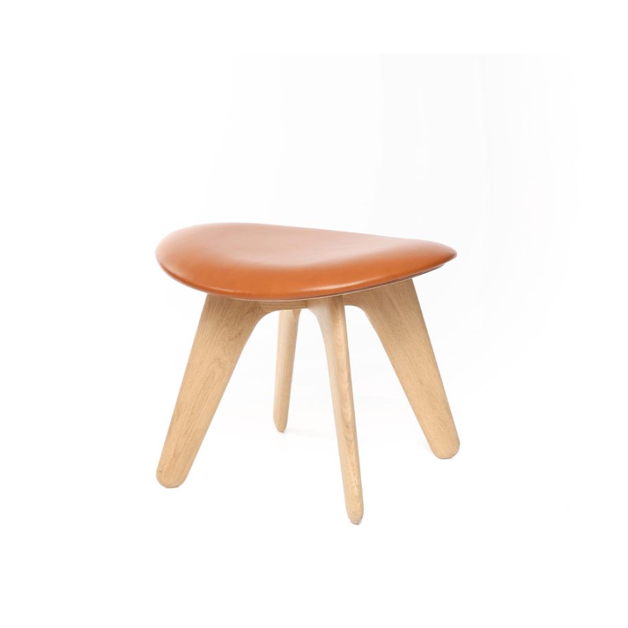 Podnožník SLAB z koňakové kůže s dubovým podstavcem