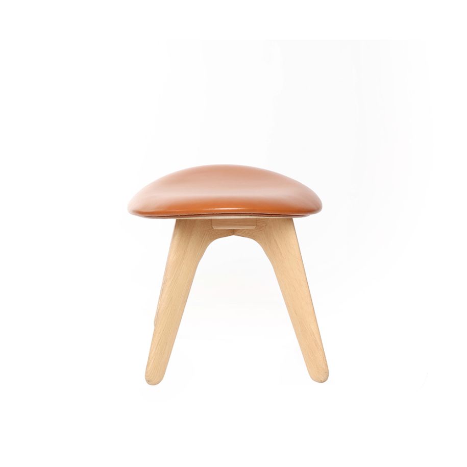 Podnožník SLAB z koňakové kůže s dubovým podstavcem