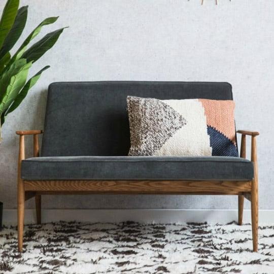 Sofa 2-osobowa FOX niebieski w tkaninie Velvet Indigo 366 concept Eye on Design