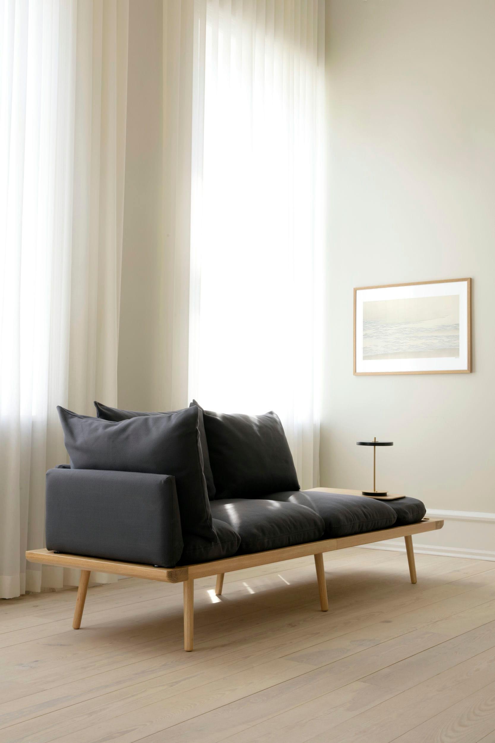 Sofa 3-osobowa LOUNGE AROUND karmelowy z ciemnym dębem UMAGE Eye on Design