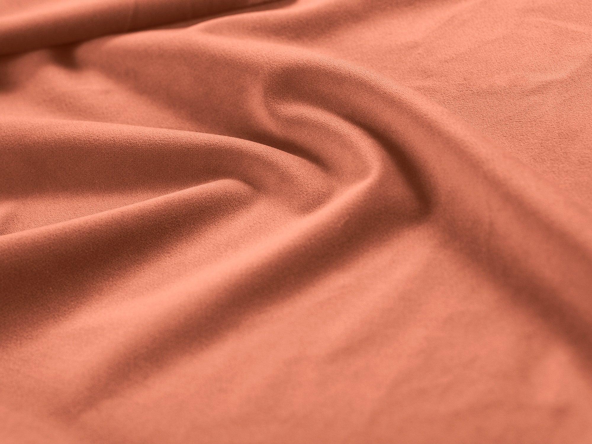 Sofa aksamitna 3-osobowa SKYLER koralowy Interieurs 86 Eye on Design