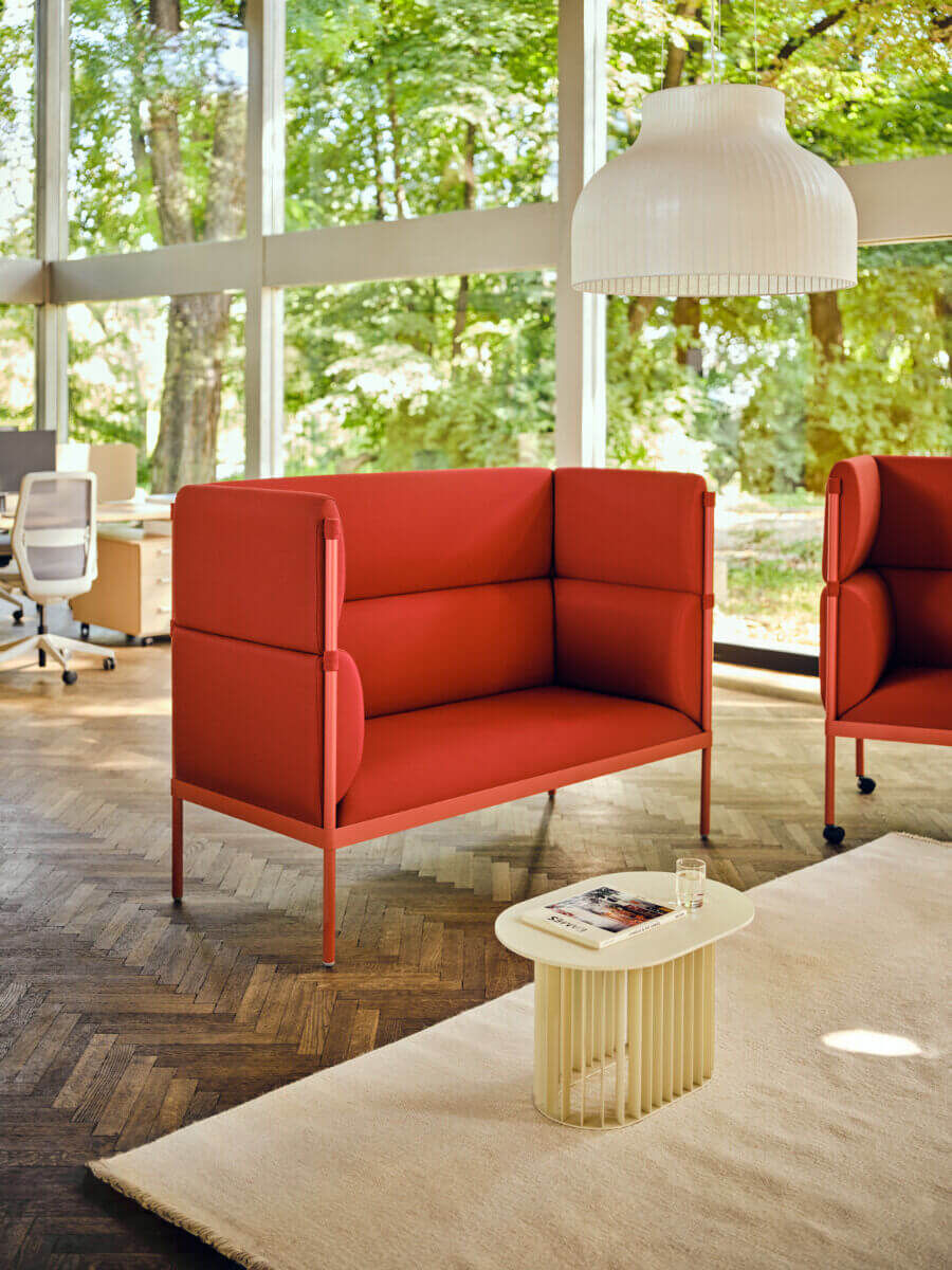 Sofa 2-osobowa wysoka STILT tapicerowana do salonu – .mdd
