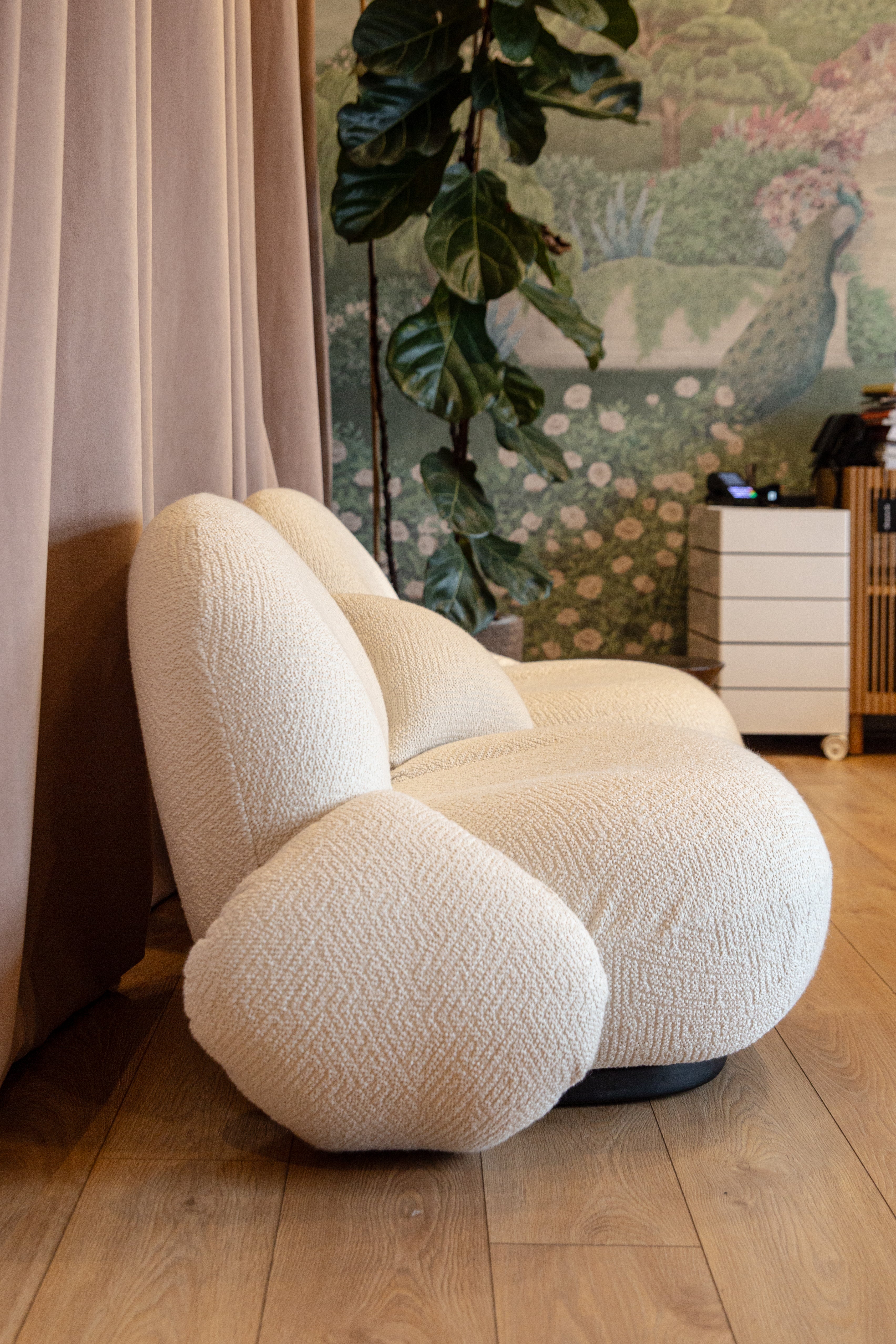 Sofa 2-osobová PACHA bílá s černým podstavcem - poexpozice