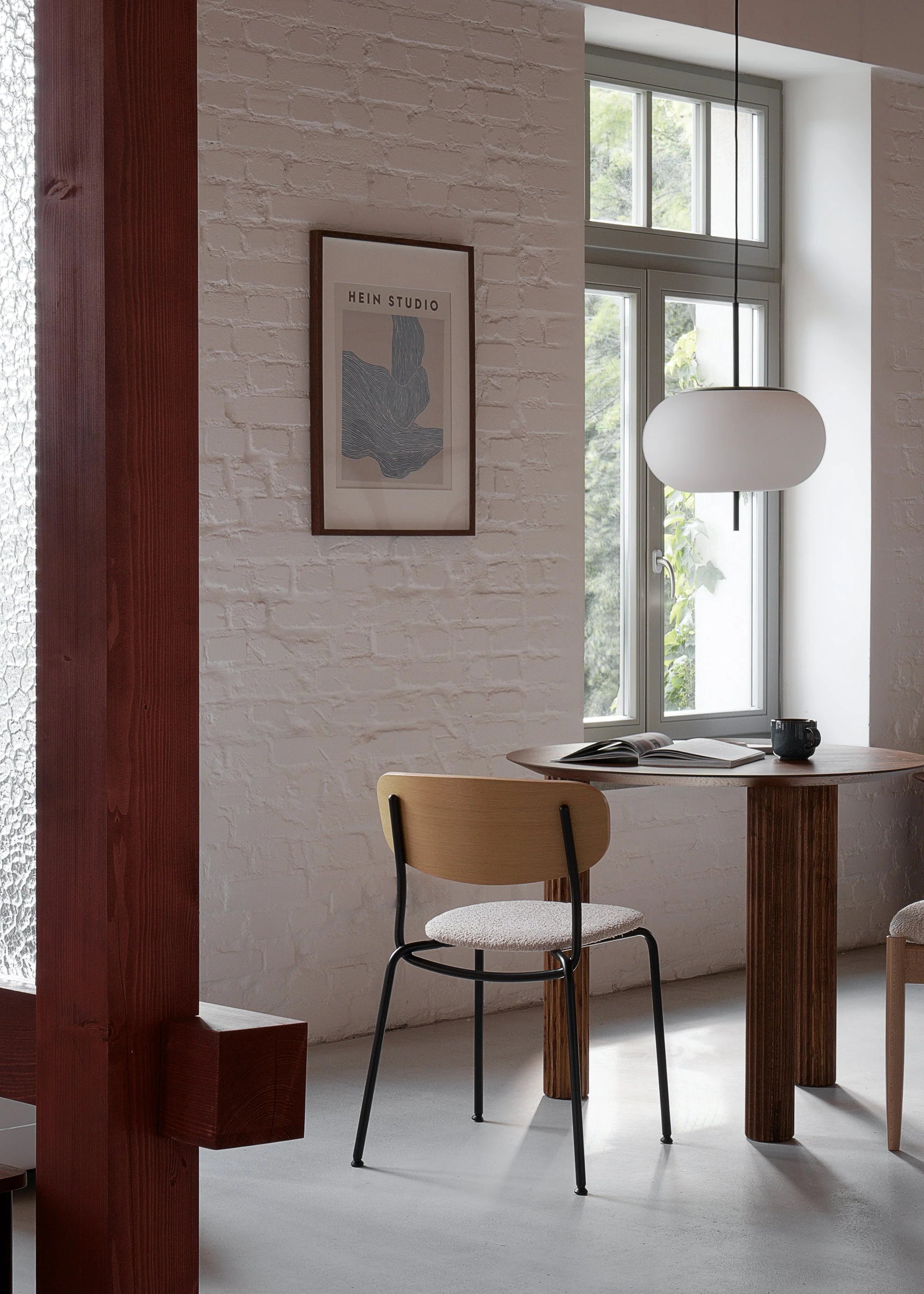 Židle SPLOT SOFT z dubového dřeva s černým podstavcem a pískovým bouclé