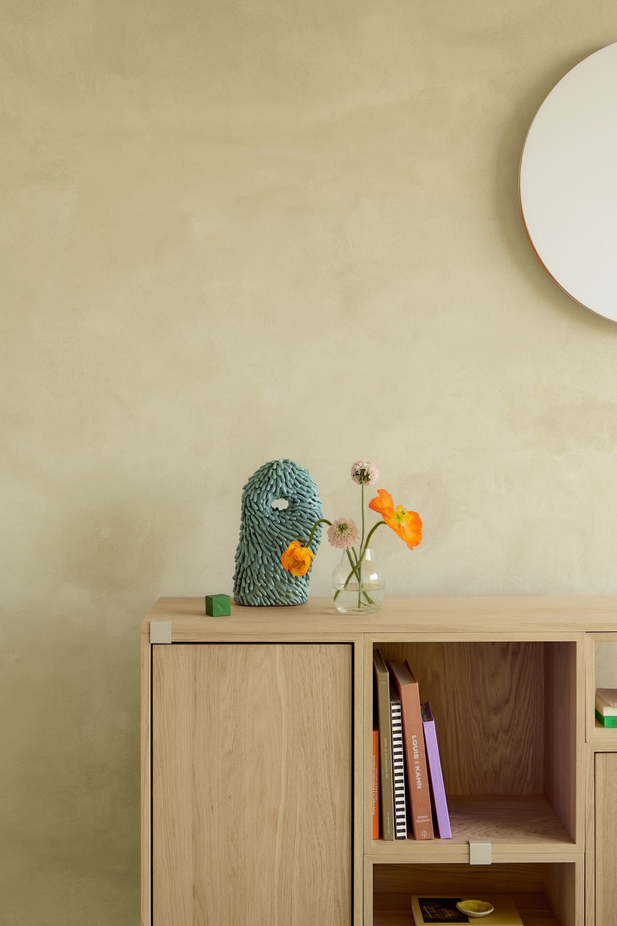 Lampa ścienna CALM biały z pomarańczową obwódką