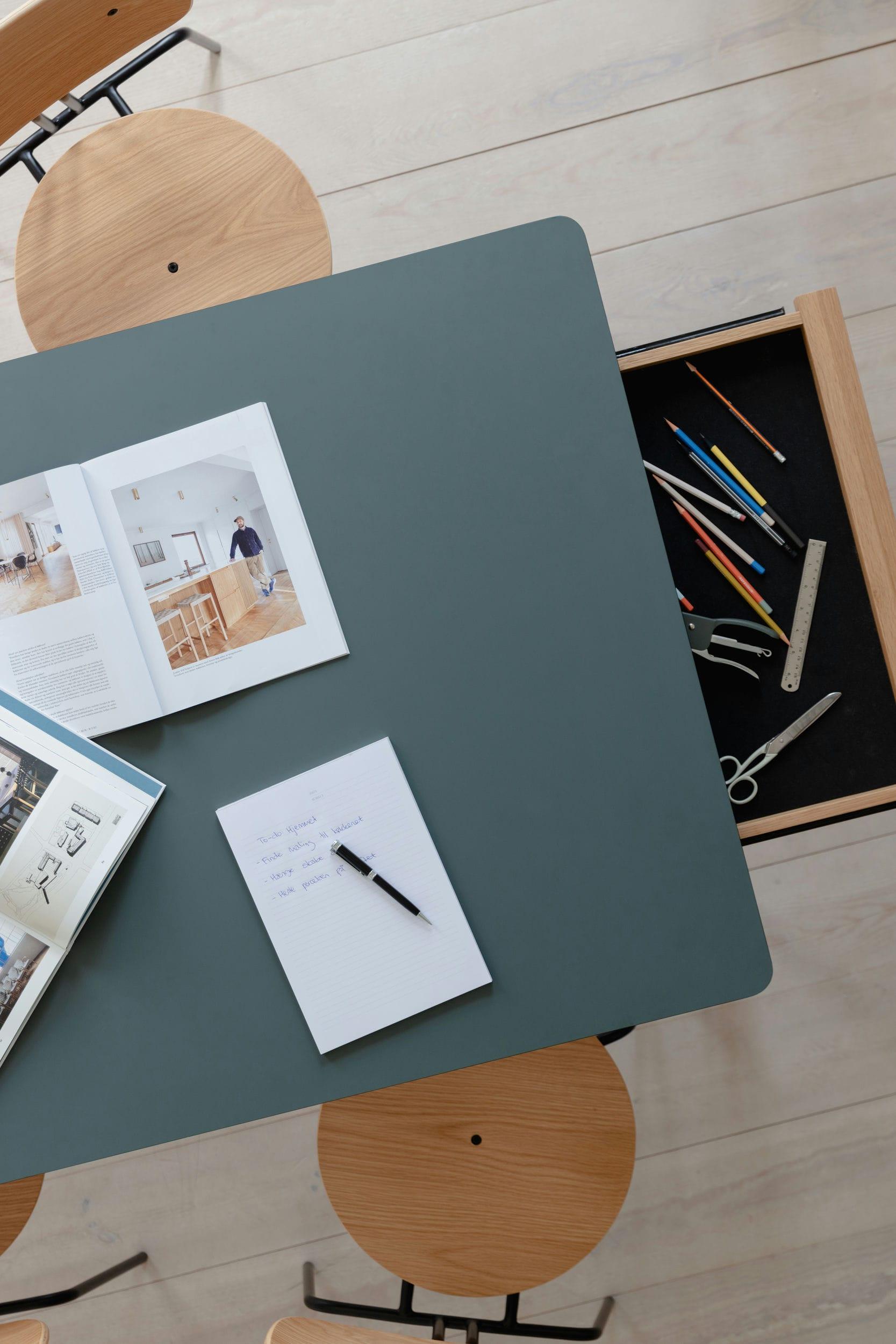 Stół rozkładany HEART'N'SOUL dębowy z oliwkowym blatem UMAGE Eye on Design