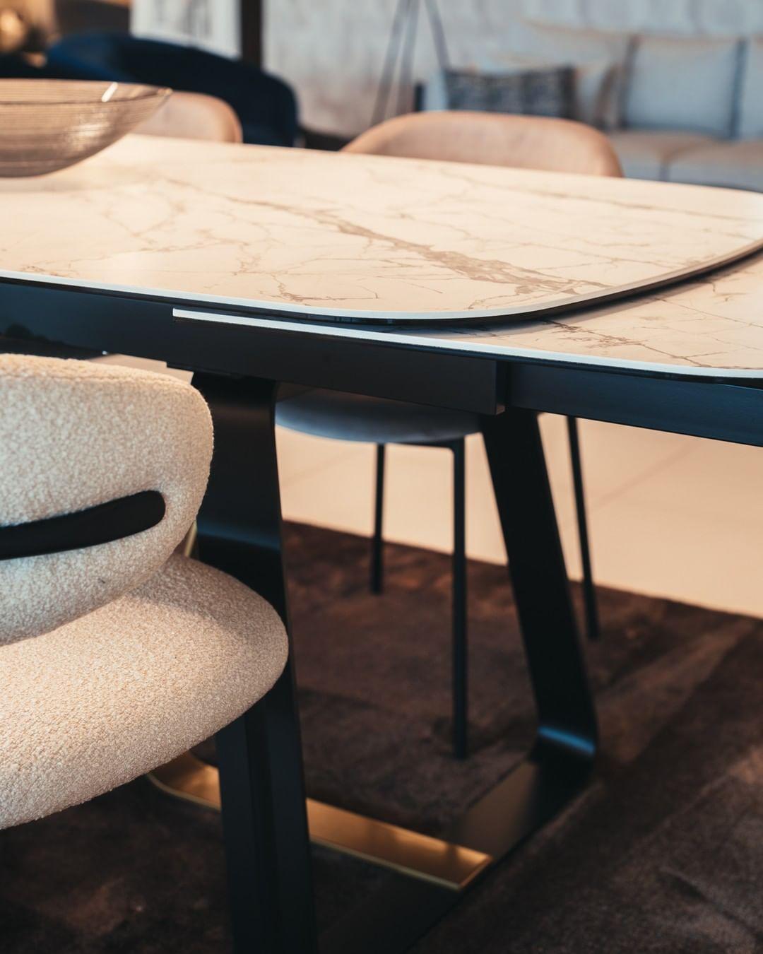 Stół rozkładany SUNSHINE złoty marmur Calligaris Eye on Design