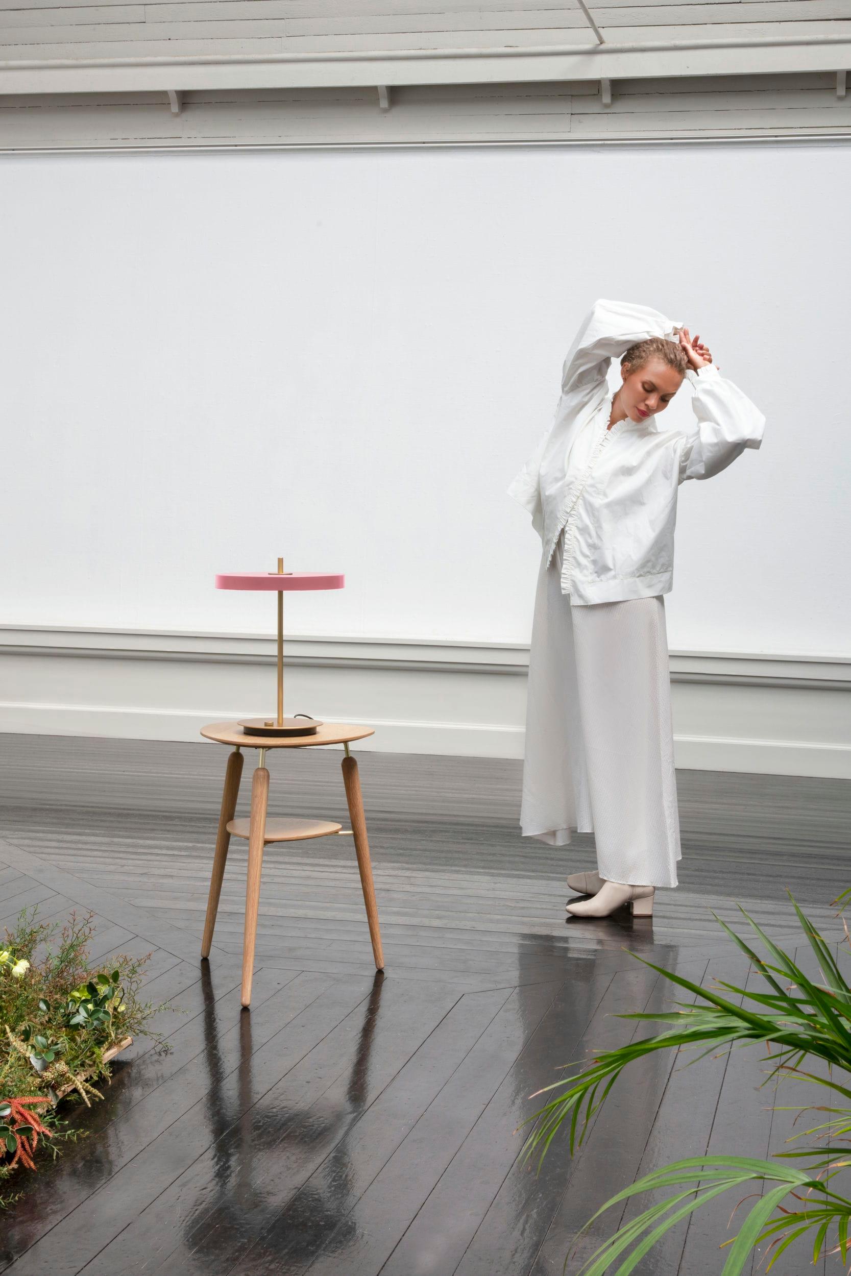 Stolik boczny MY SPOT dębowy ze złotymi elementami UMAGE Eye on Design