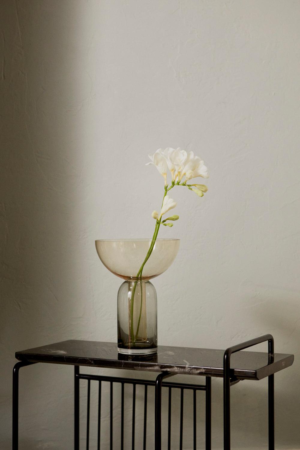 Stolik boczny na magazyny SINO czarny marmur z czarną podstawą AYTM Eye on Design