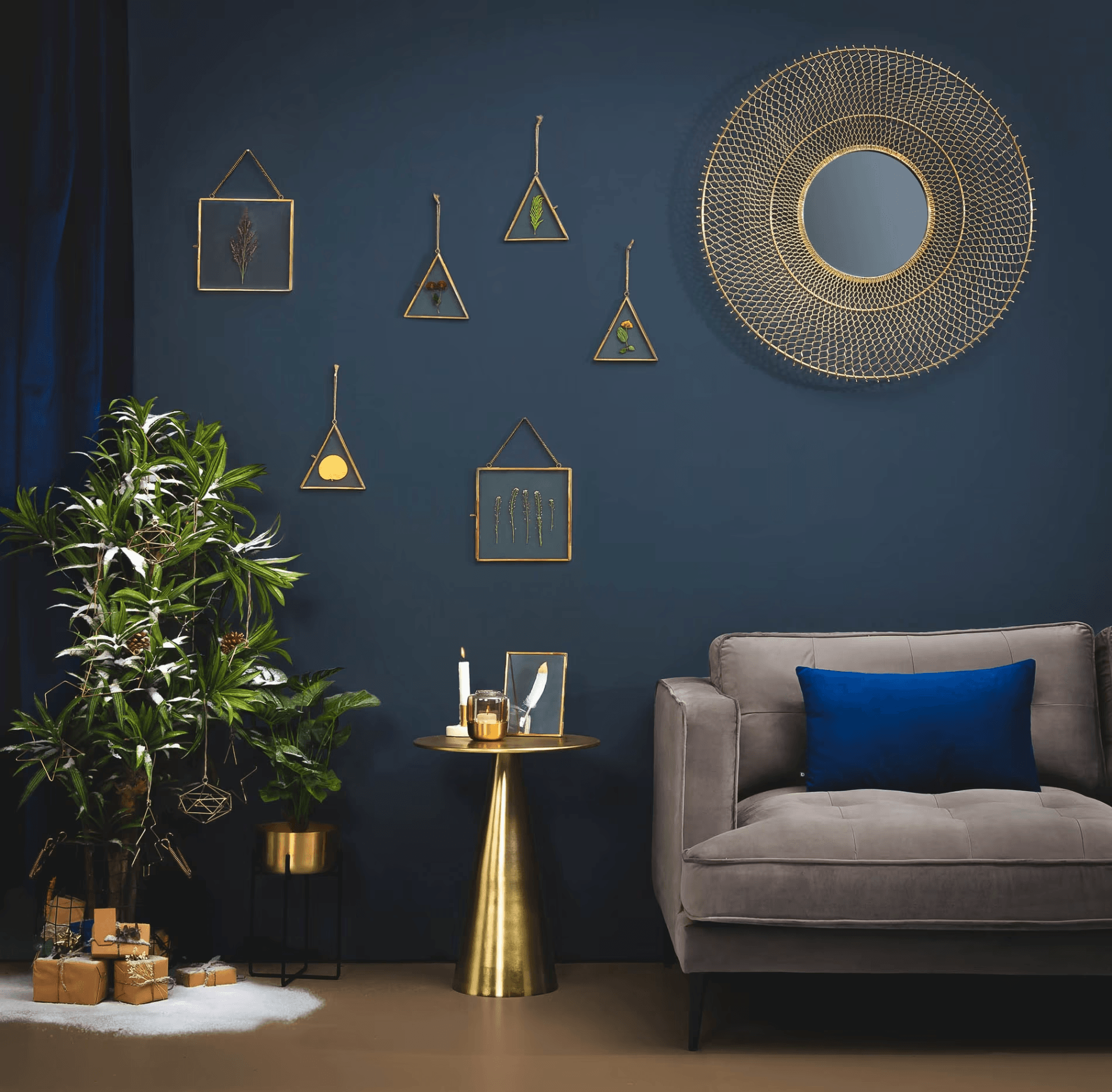 Stolik boczny RHET złoty La Forma Eye on Design