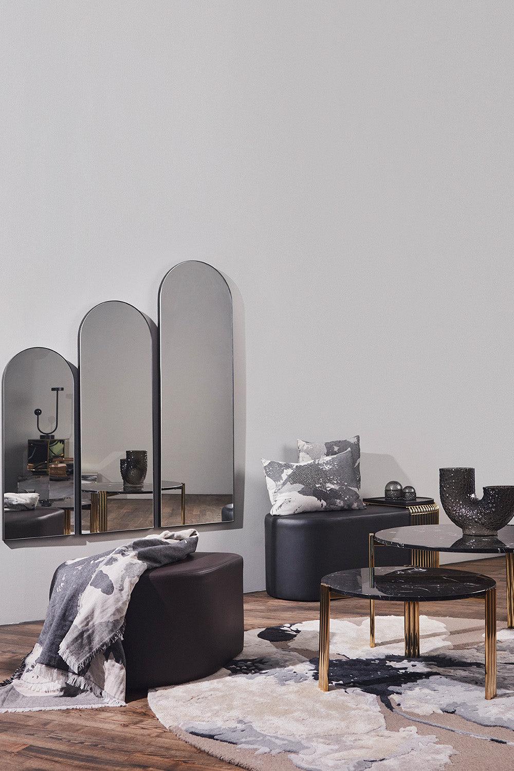 Stolik boczny TRIBUS czarny marmur ze złotą podstawą AYTM Eye on Design