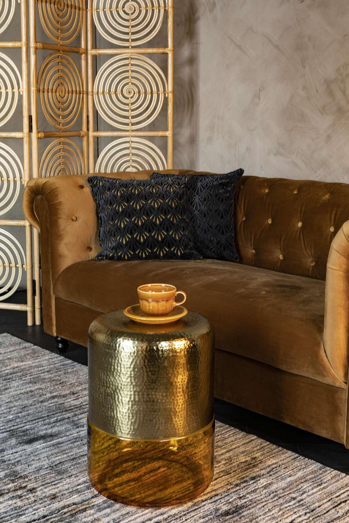 Stolik kawowy CAVE bursztynowy Dutchbone Eye on Design