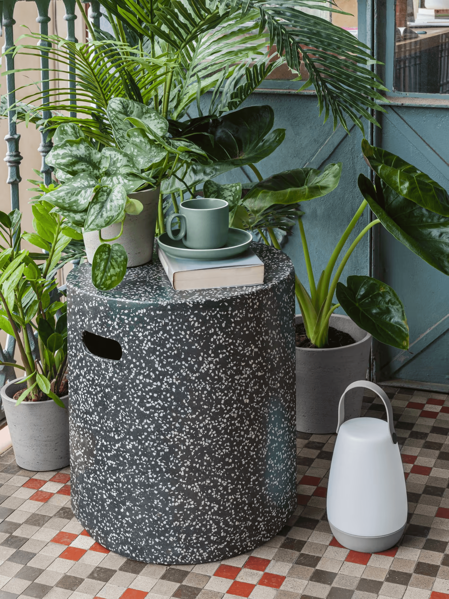 Stolik pomocniczy ogrodowy JENELL czarny La Forma Eye on Design