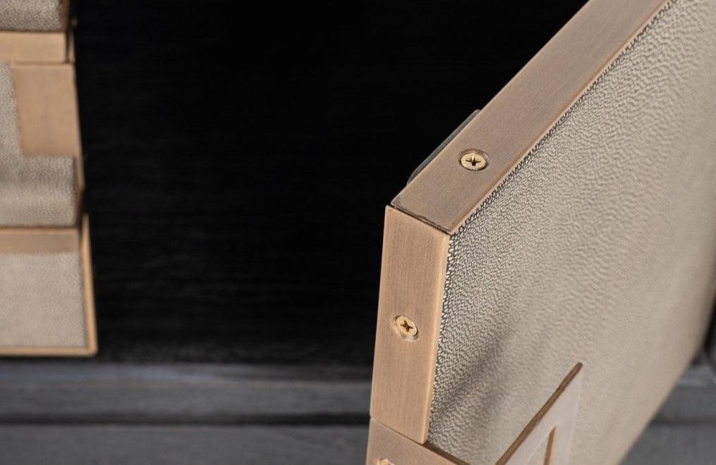 Szafka RTV BLOOMINGVILLE drewno dębowe ze złotym Richmond Interiors Eye on Design