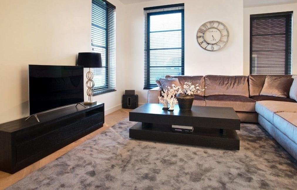 Szafka RTV OAKURA czarny fornir dębowy Richmond Interiors Eye on Design