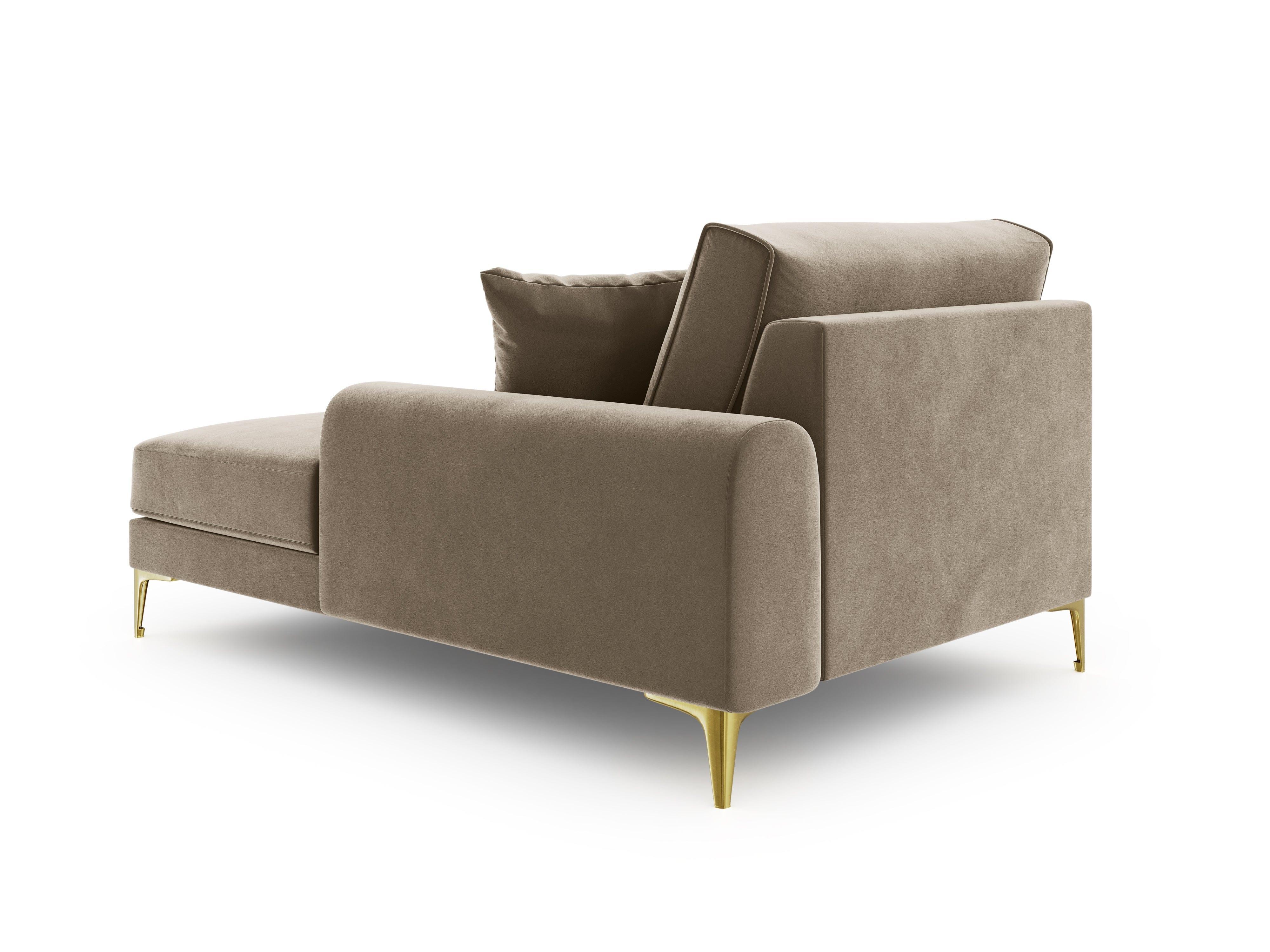 Szezlong aksamitny prawostronny MADARA cappuccino ze złotą podstawą Mazzini Sofas Eye on Design
