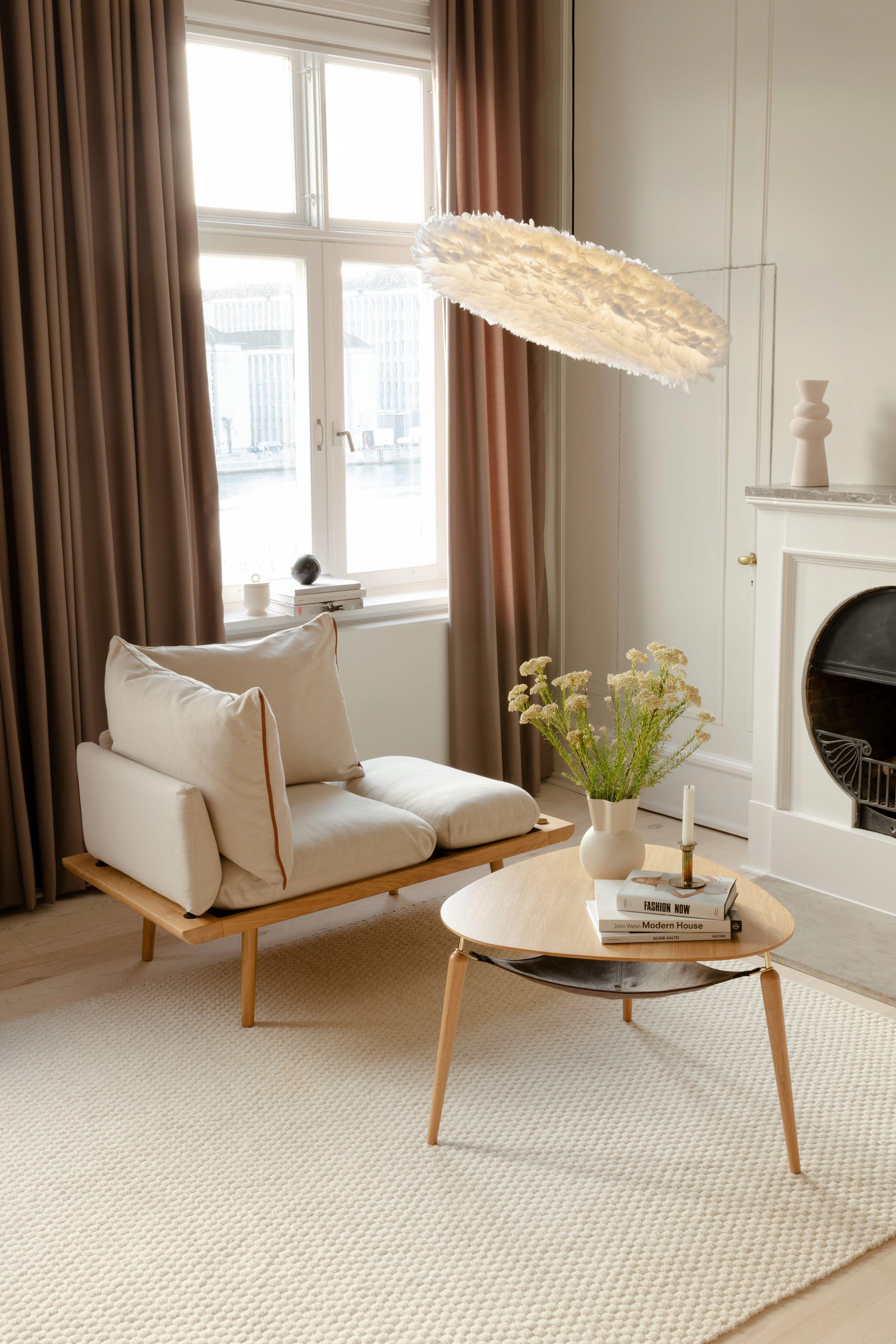 Szezlong LOUNGE AROUND karmelowy z ciemno dębową podstawą UMAGE Eye on Design