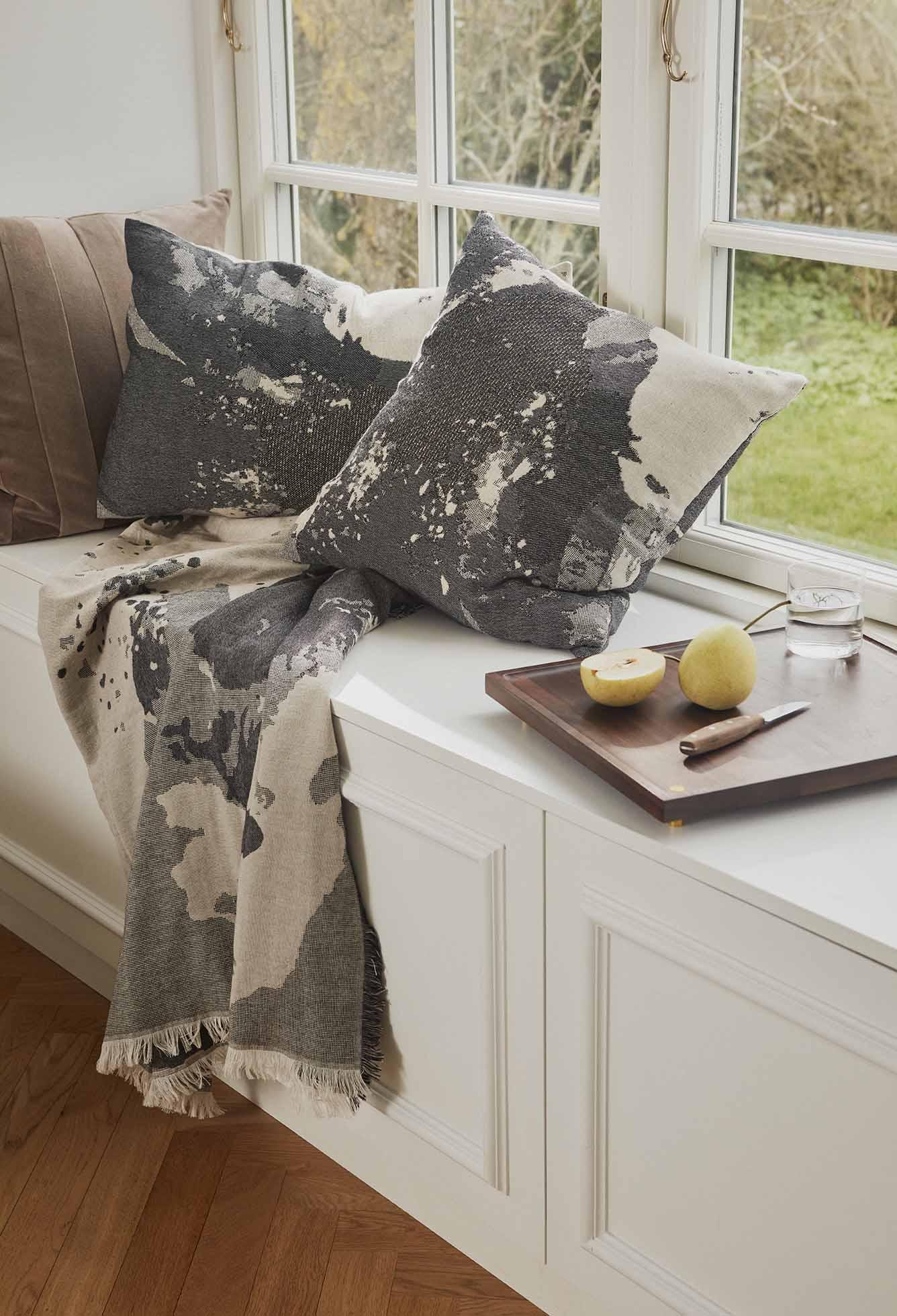 Taca kwadratowa SESSIO drewno orzechowe AYTM Eye on Design