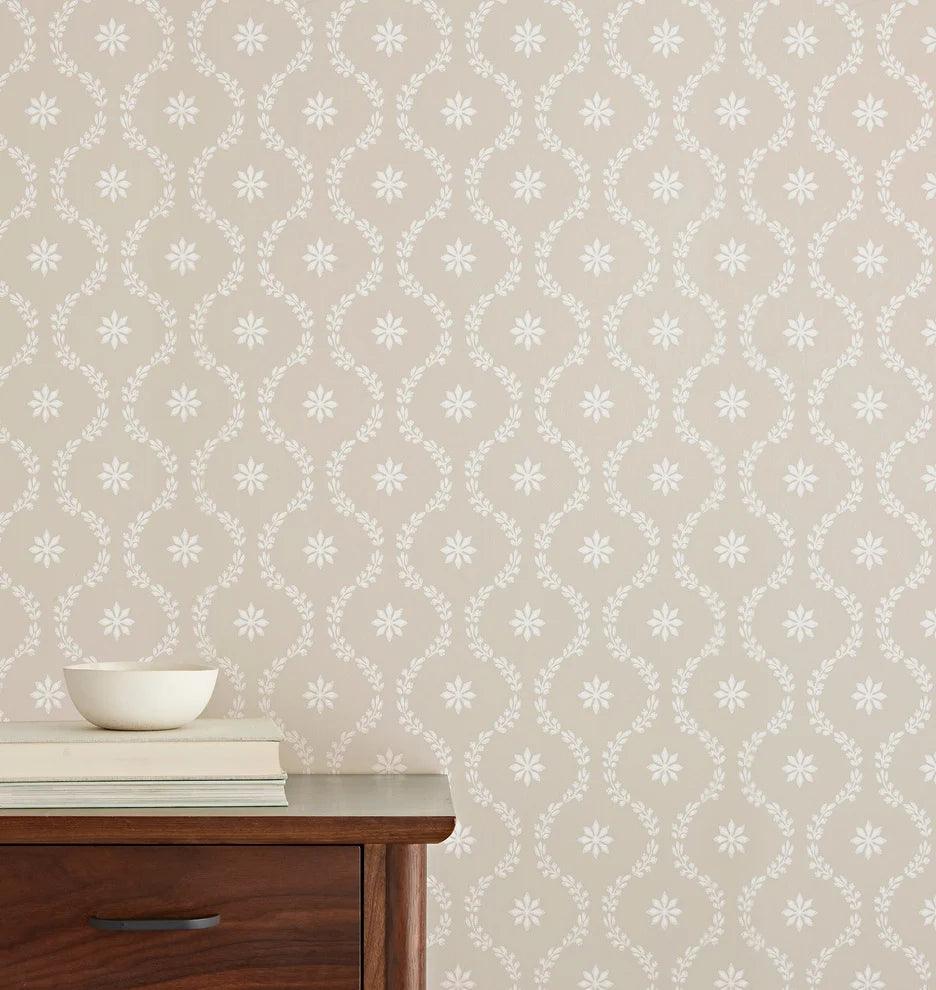 Geometric wallpaper with a plant motif and ogee pattern ARCHIVE TRADITIONAL - Clandon parchment