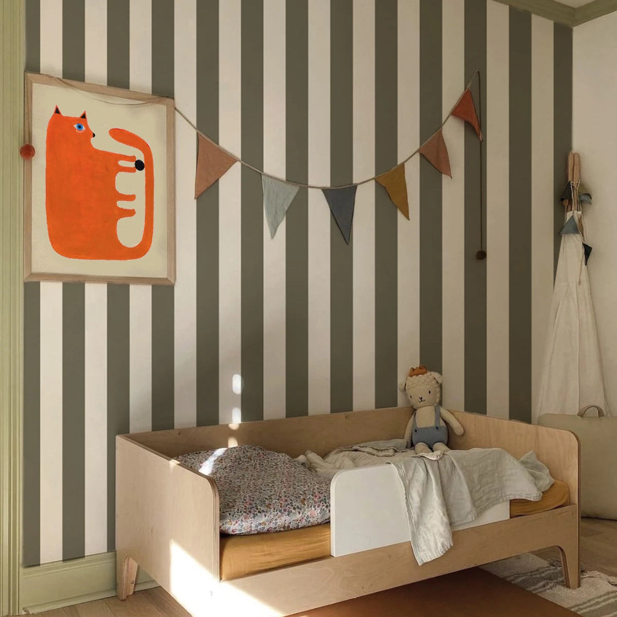 Tapeta flizelinová v pruzích BOLD STRIPE MOSS zelená