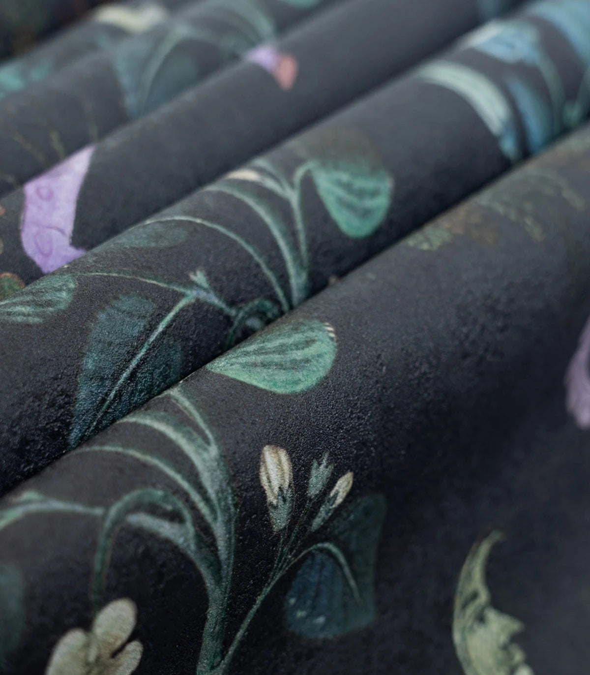 Tapeta s rostlinným motivem a magickými zvířaty BOTANIC BEAST PURPLE černá s fialovou