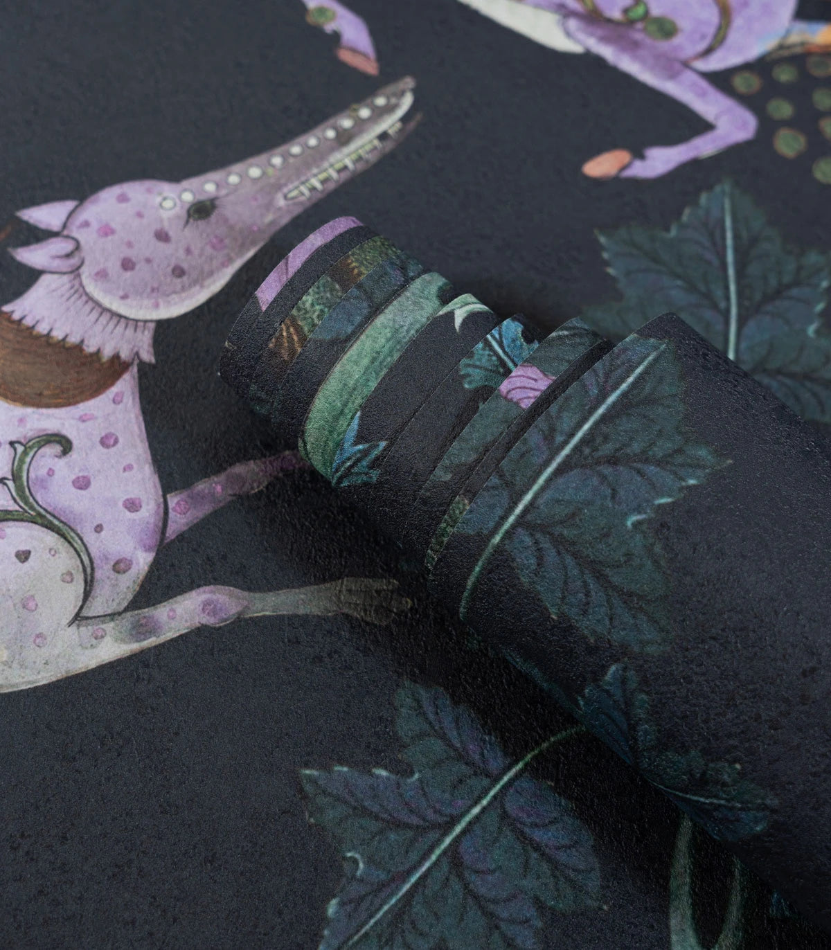 Tapeta s rostlinným motivem a magickými zvířaty BOTANIC BEAST PURPLE černá s fialovou