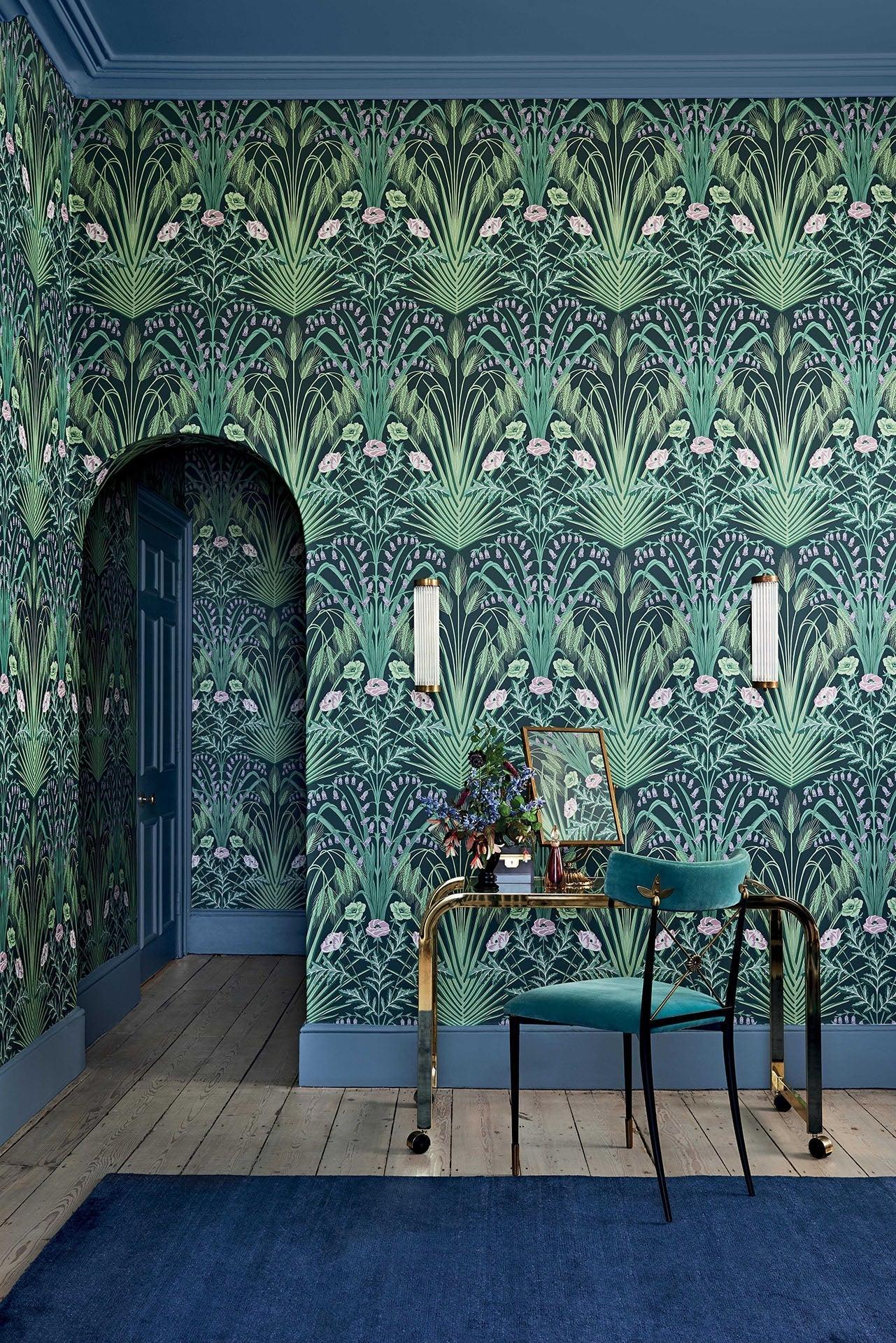 Tapeta BOTANICAL BOTANICA - Bluebell liliowy na ciemnej zieleni Cole & Son Eye on Design