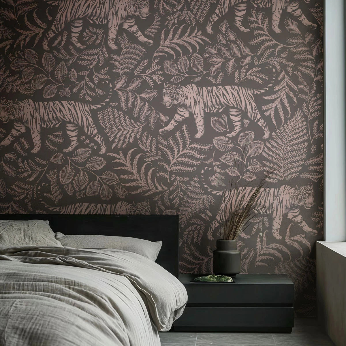 Tapeta s motivem zvířete MASKOVANÝ TYGR ŠEDÝ RŮŽOVÝ šedá s růžovou