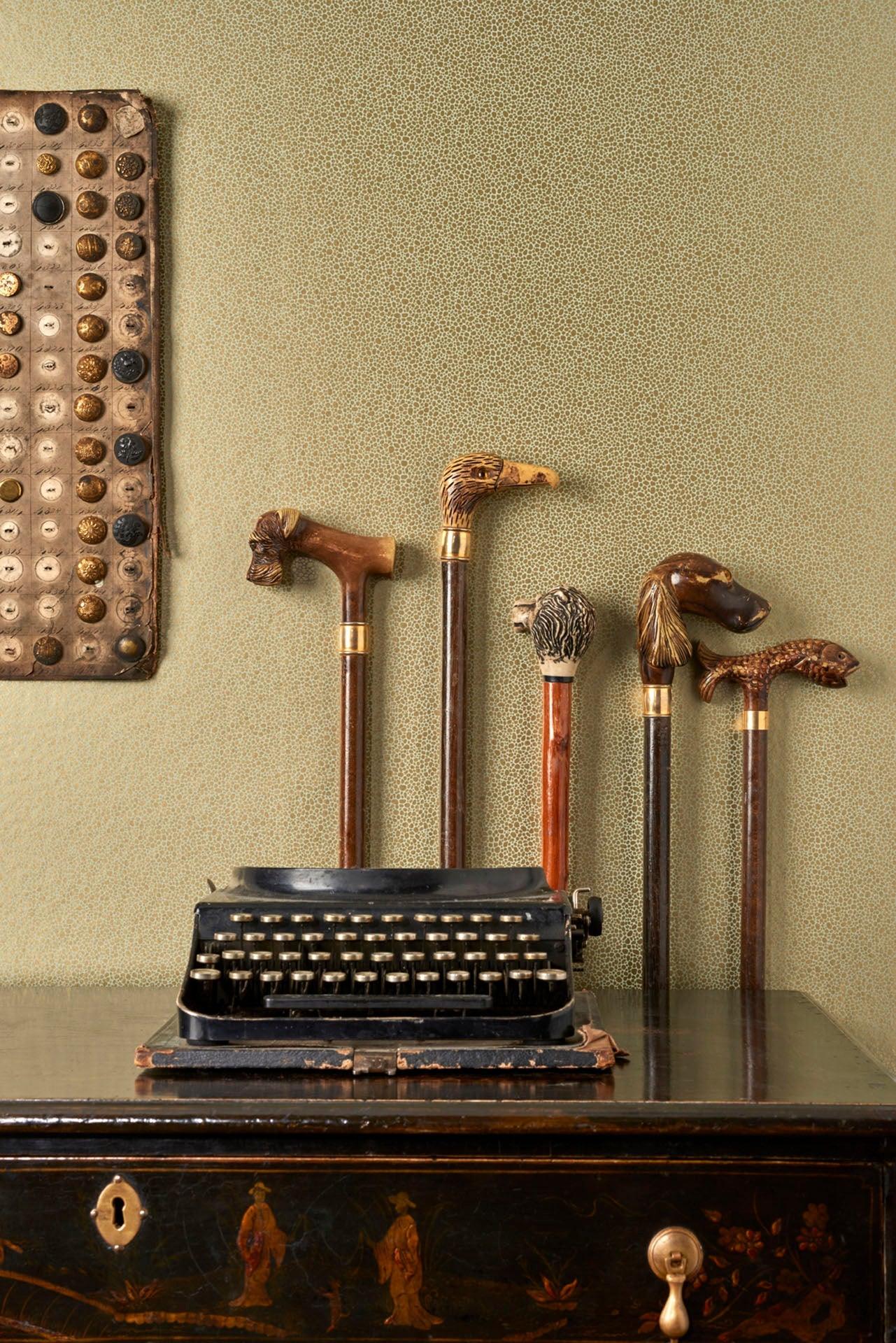 Metallic wallpaper with an abstract mosaic pattern CURIO - Goldstone silver on black