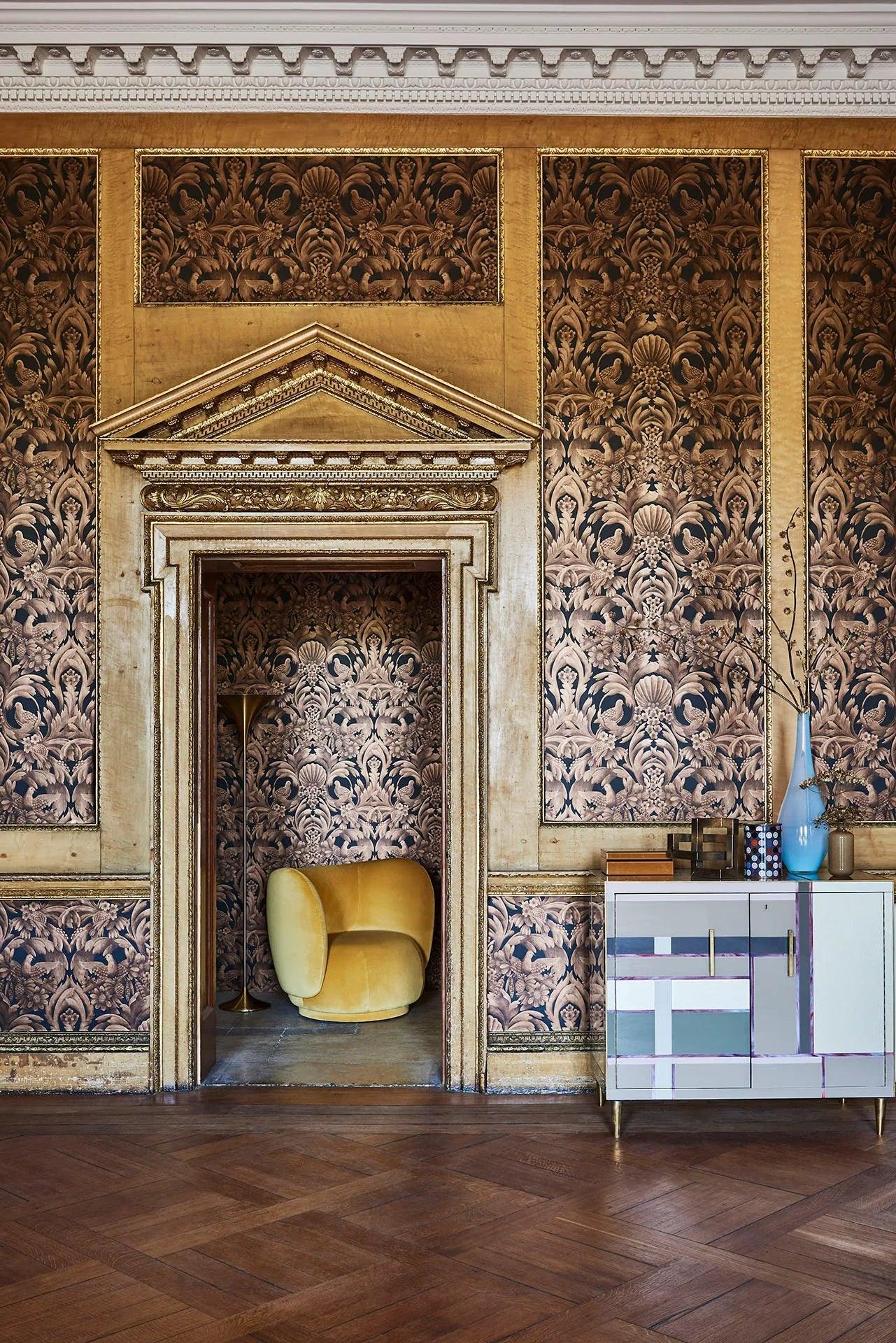 Wallpaper with a motif of plant and animal ornaments HRP GREAT MASTERS - Gibbons Carving metallic gold