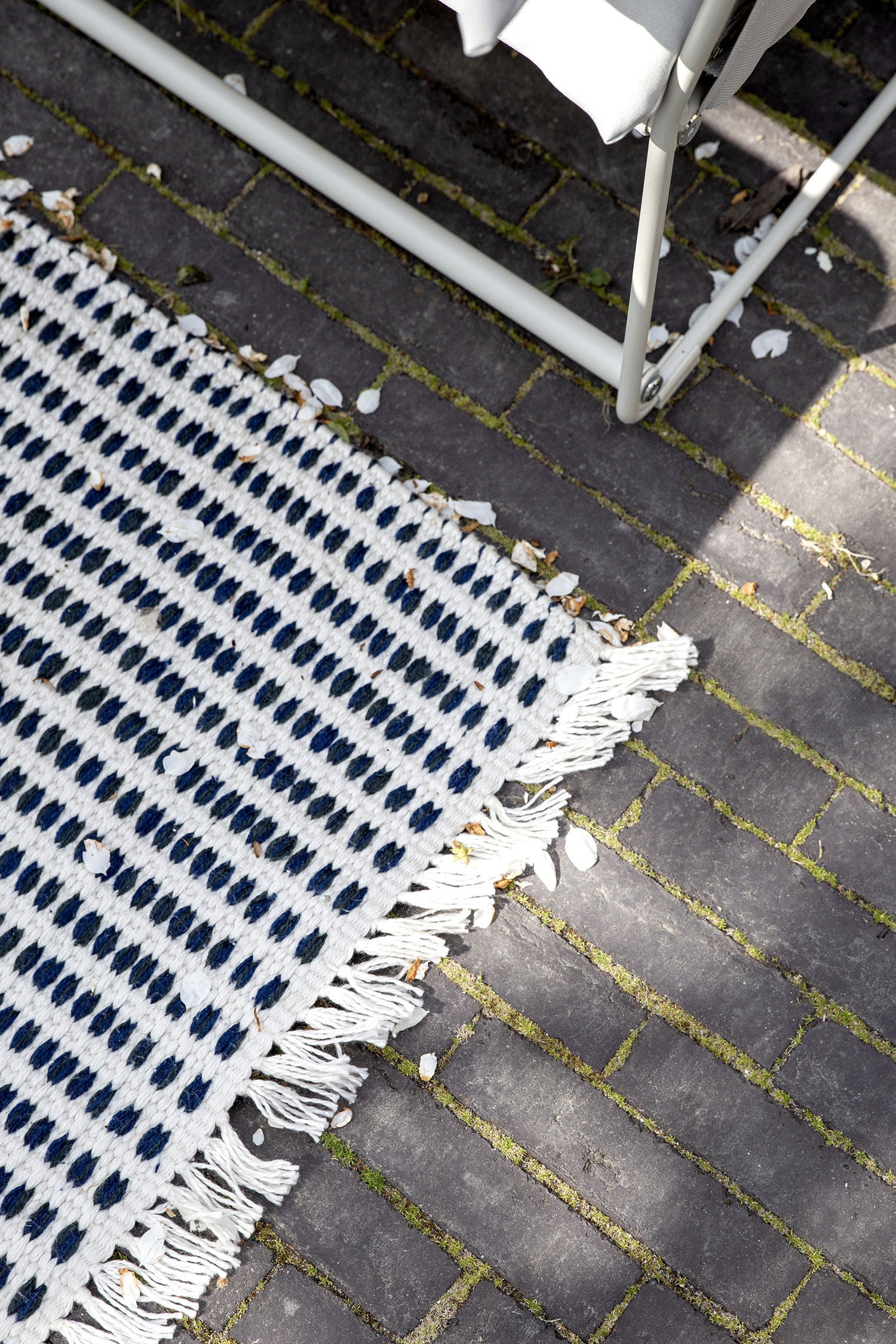 Koberec WAY zlomená bílá s modrými tečkami