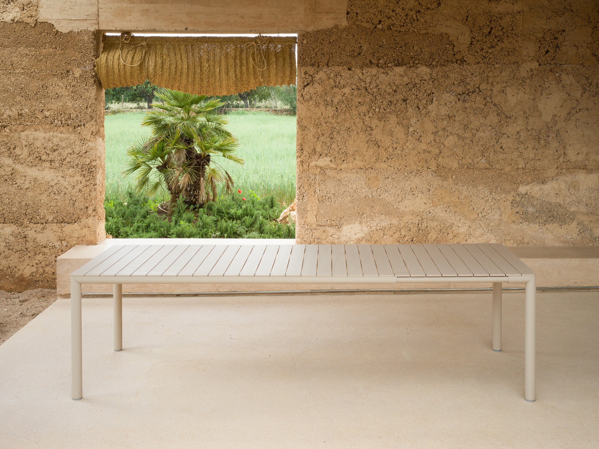 TEVERE Earthy Brown Extendable Outdoor Table