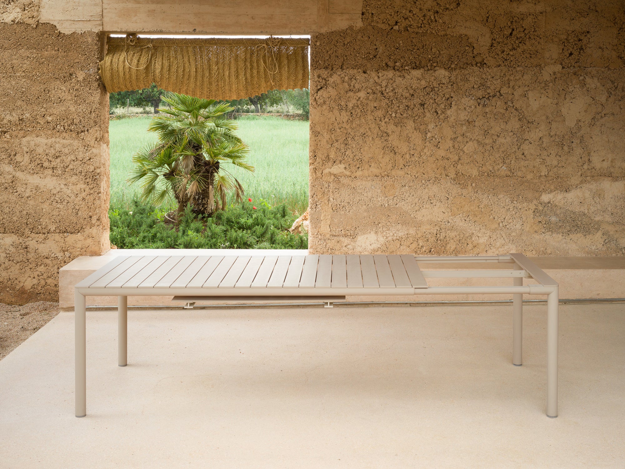 TEVERE Earthy Brown Extendable Outdoor Table