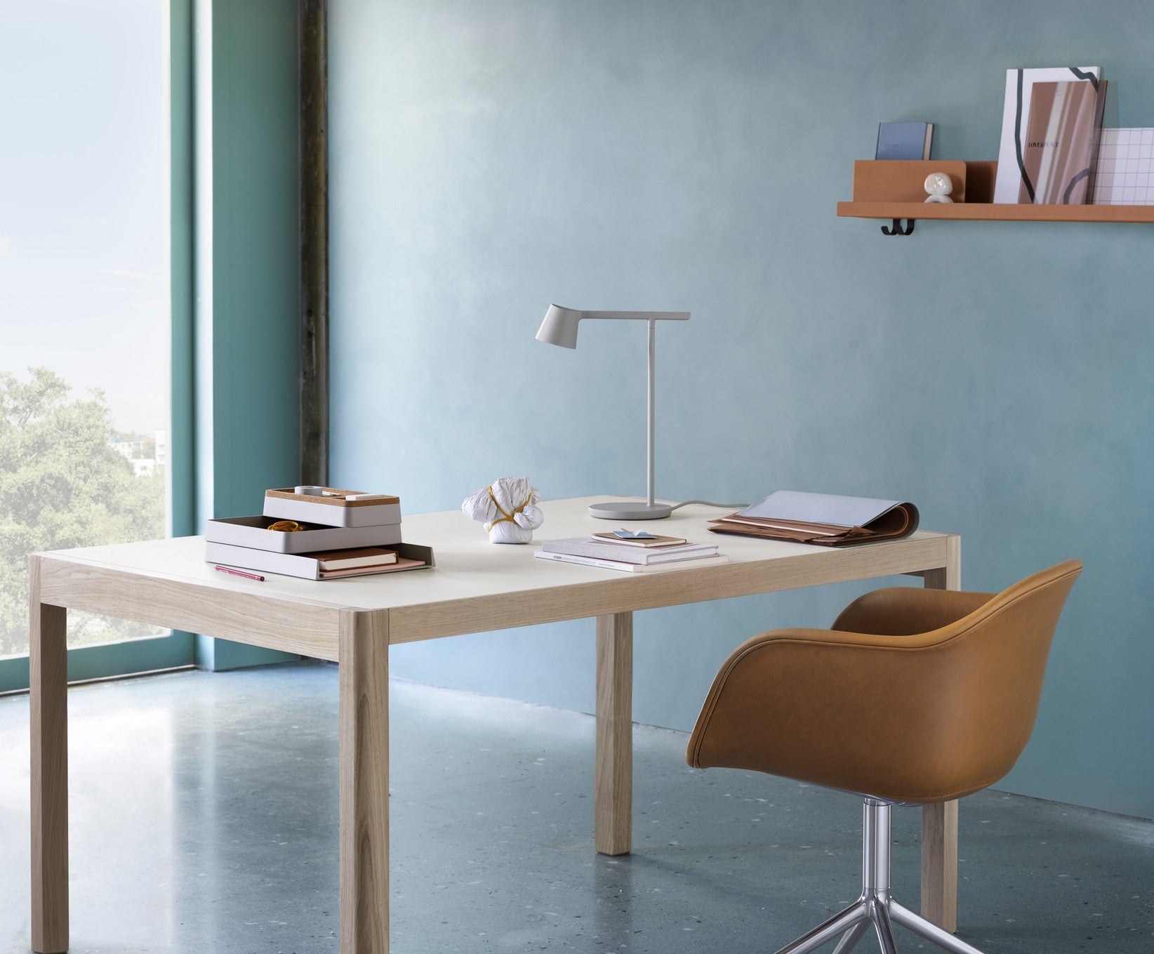 Stůl WORKSHOP šedé linoleum s dubovým podstavcem